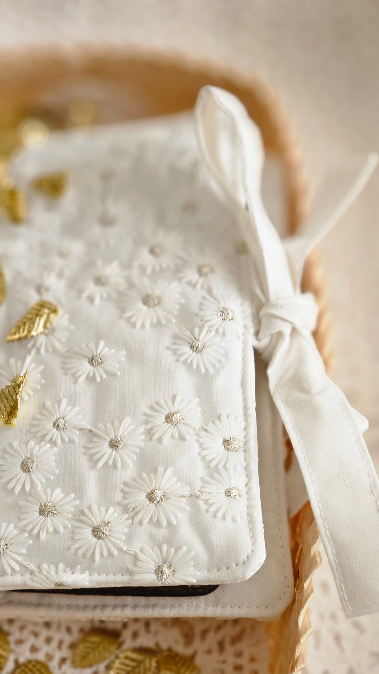 Pochette double tissu brodé blanc avec liens pour fermeture