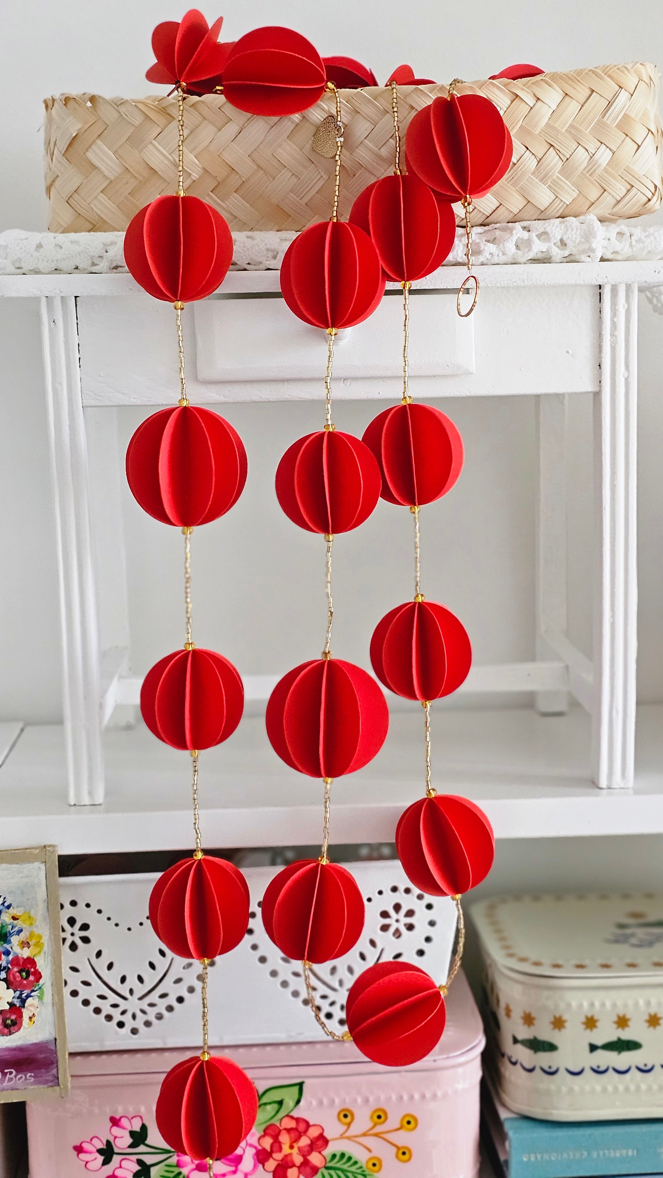 Guirlande de boules en papier rouge