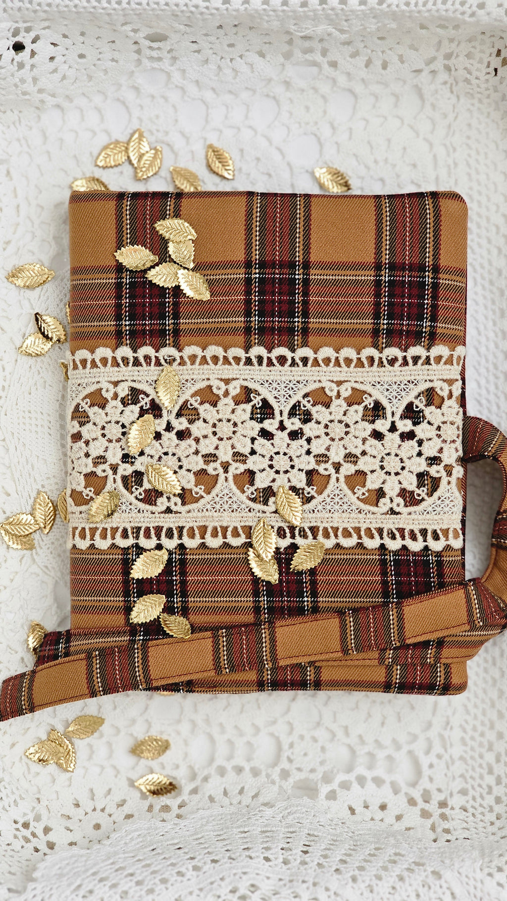 Housse de cahier tissu marron et dentelle avec magnet