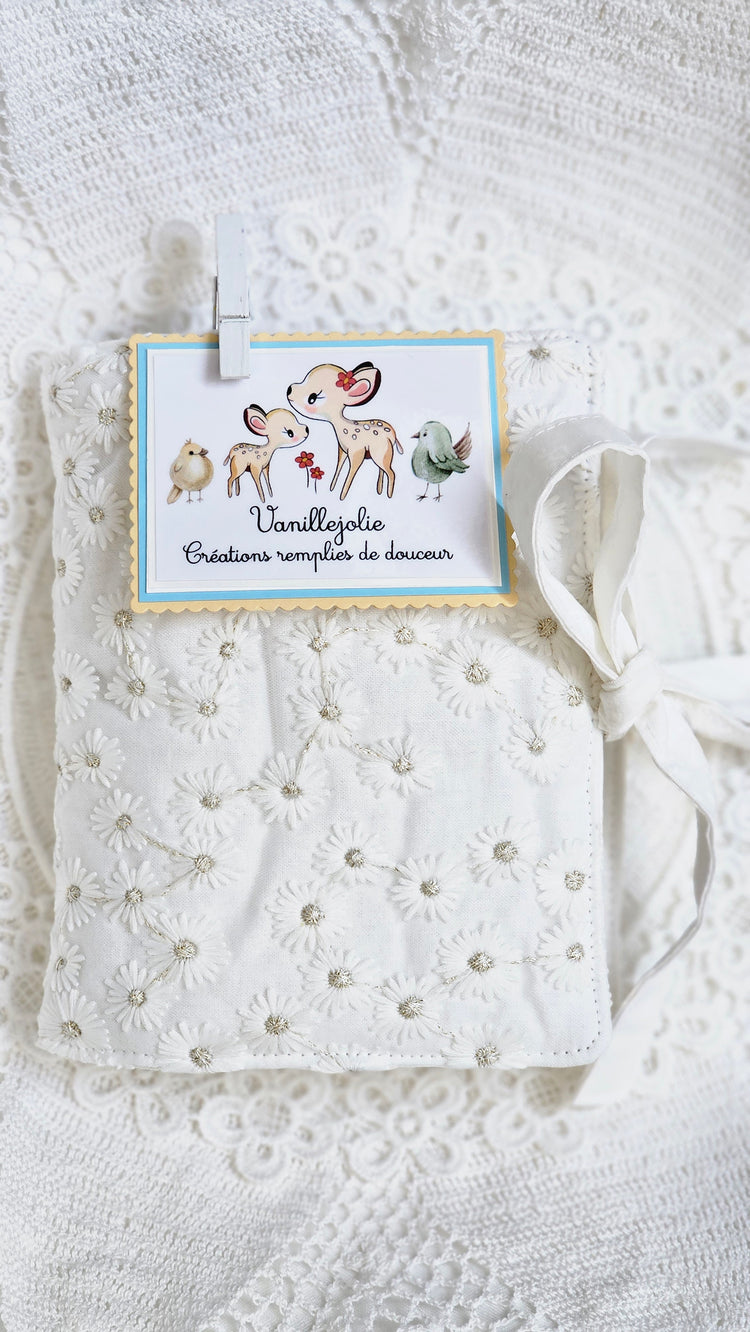Pochette double tissu brodé blanc avec liens pour fermeture
