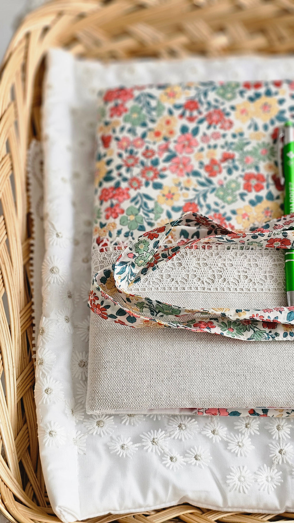 Protège cahier liberty et dentelle avec magnet