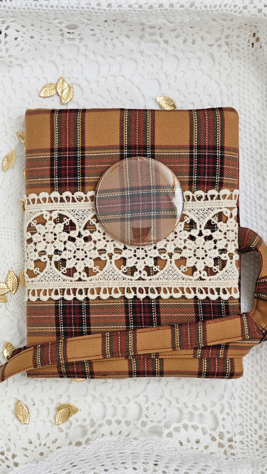 Housse de cahier tissu marron et dentelle avec magnet