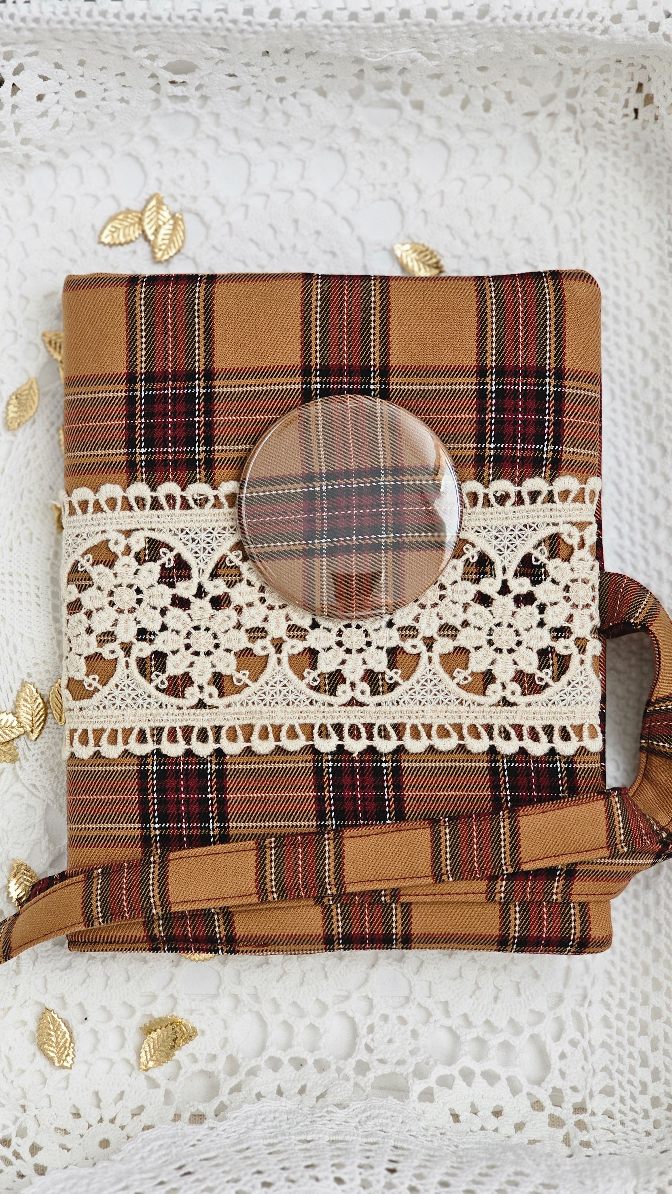 Housse de cahier tissu marron et dentelle avec magnet