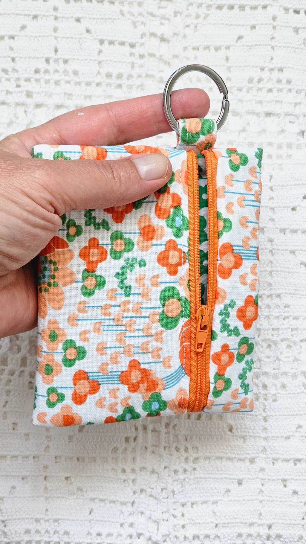 Sac à volants et trousse tissu fleuri orange