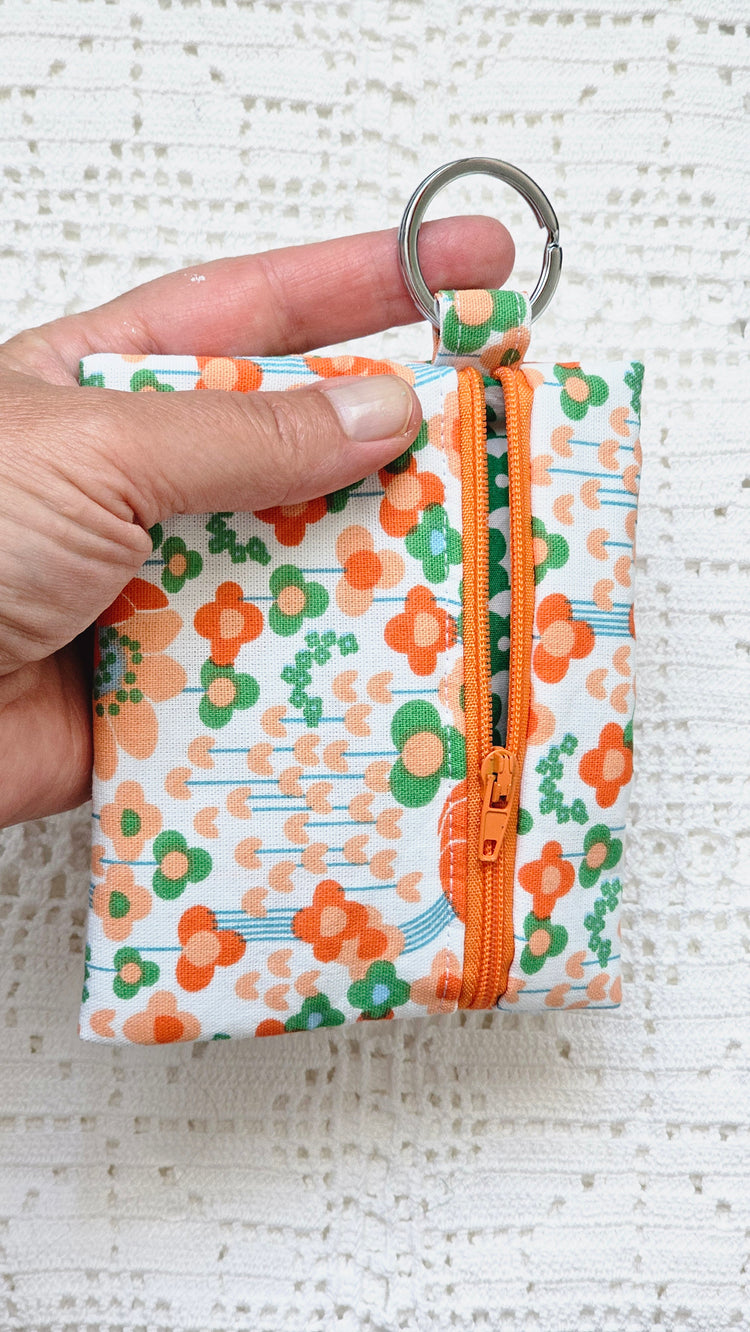 Sac à volants et trousse tissu fleuri orange