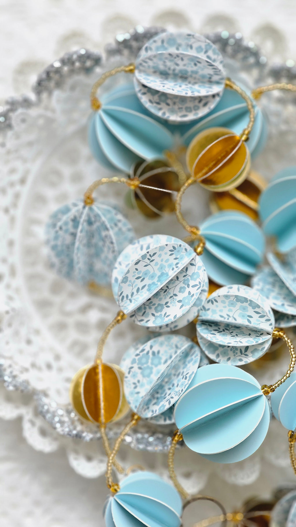 Guirlande en papier décorative bleu et dorée