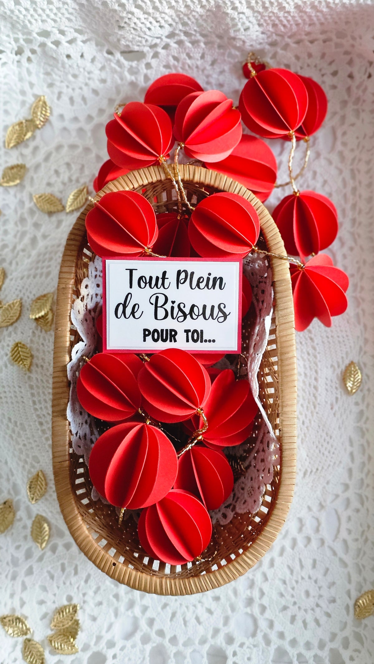 Guirlande de boules en papier rouge