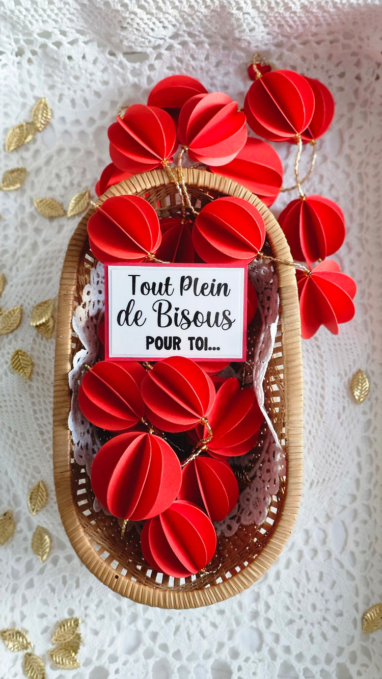 Guirlande de boules en papier rouge