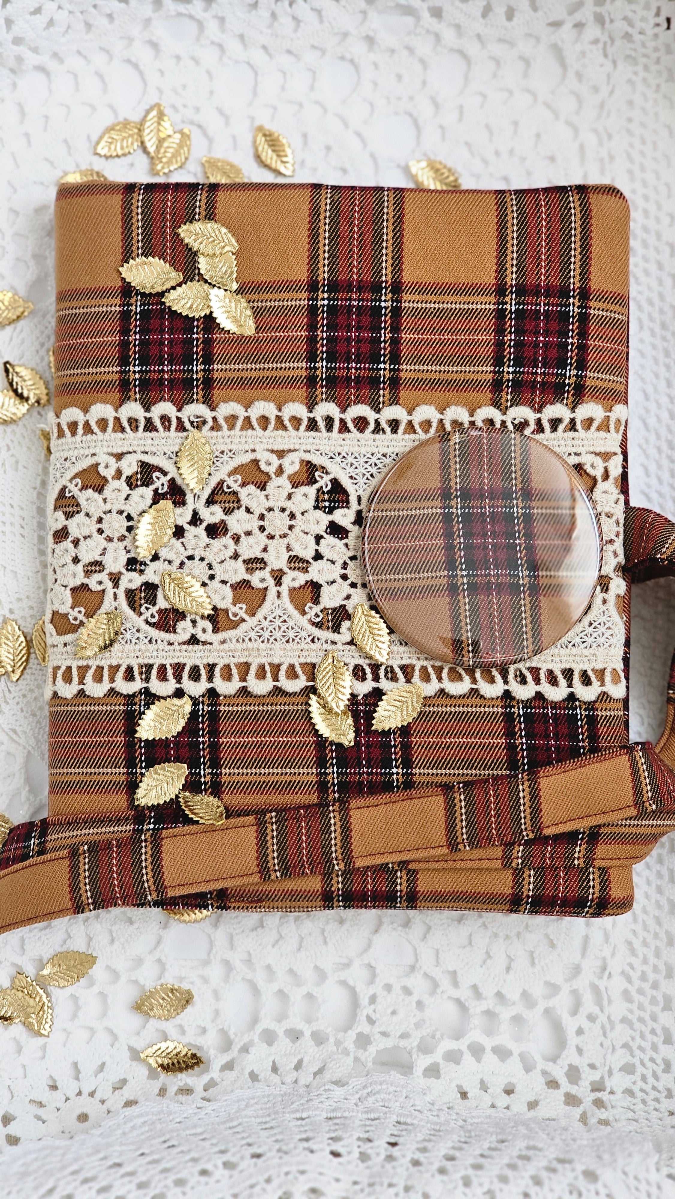 Housse de cahier tissu marron et dentelle avec magnet