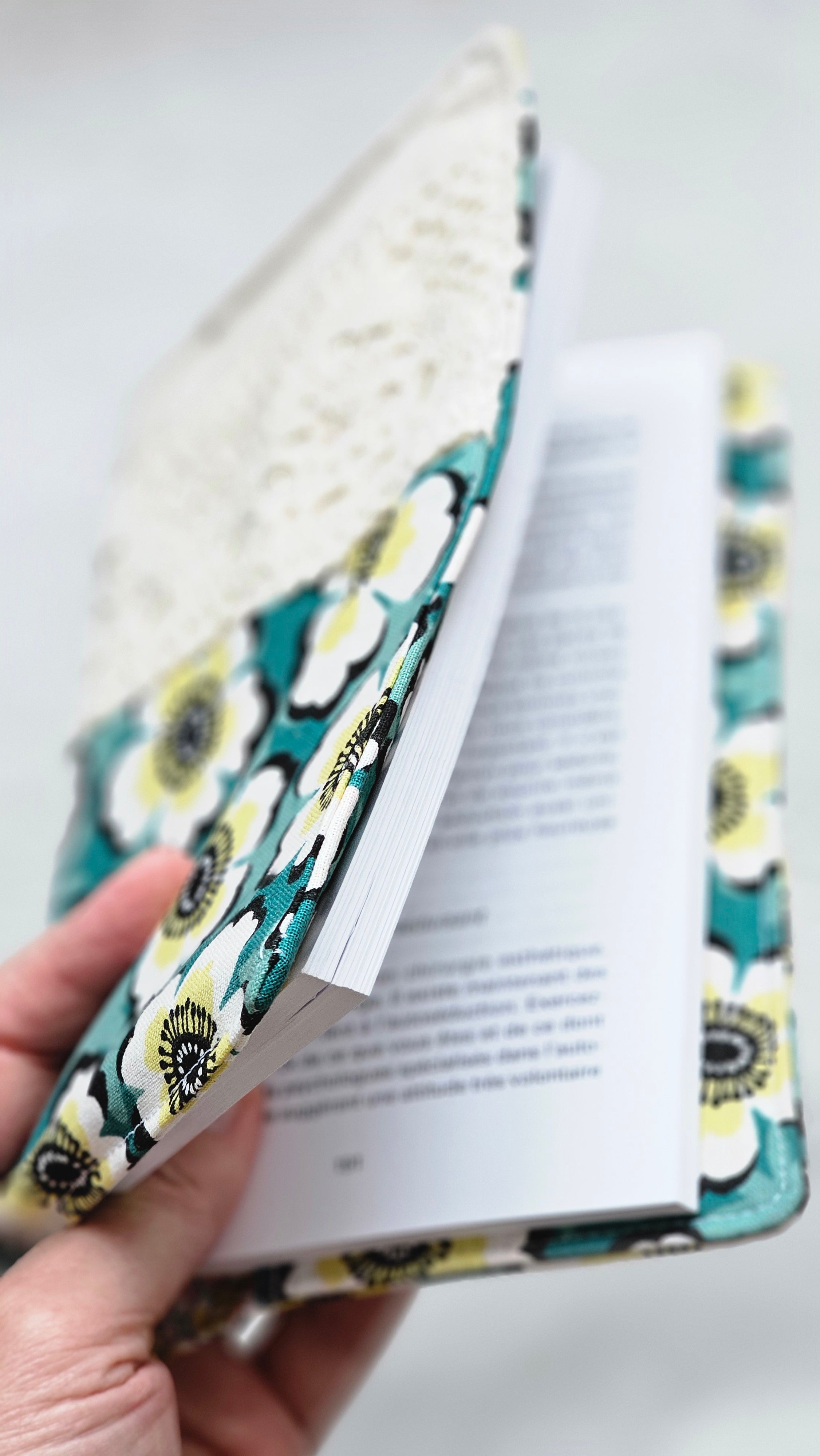 Housse tissu et dentelle pour livre de poche