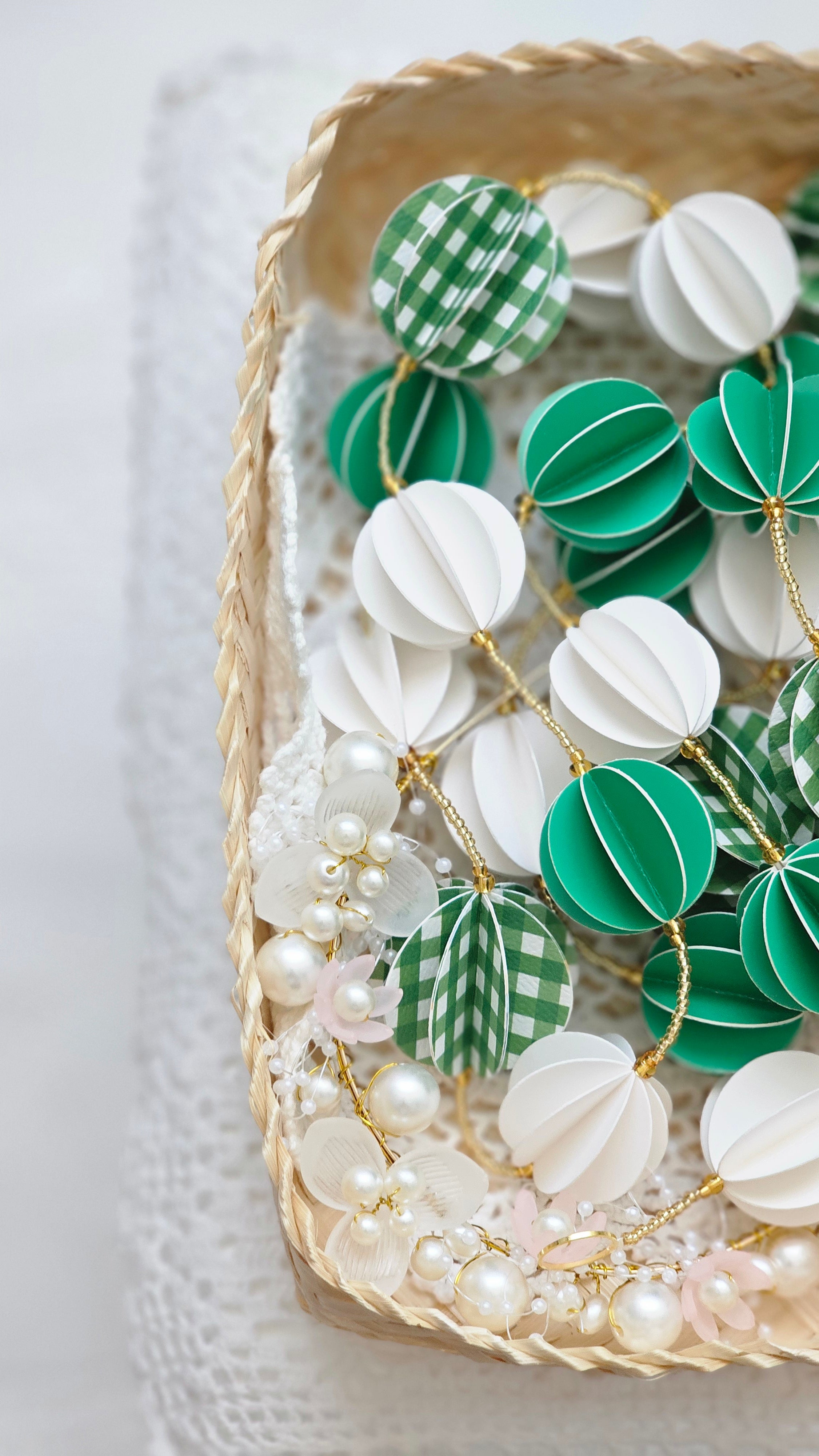Guirlande décorative en papier vert et blanc