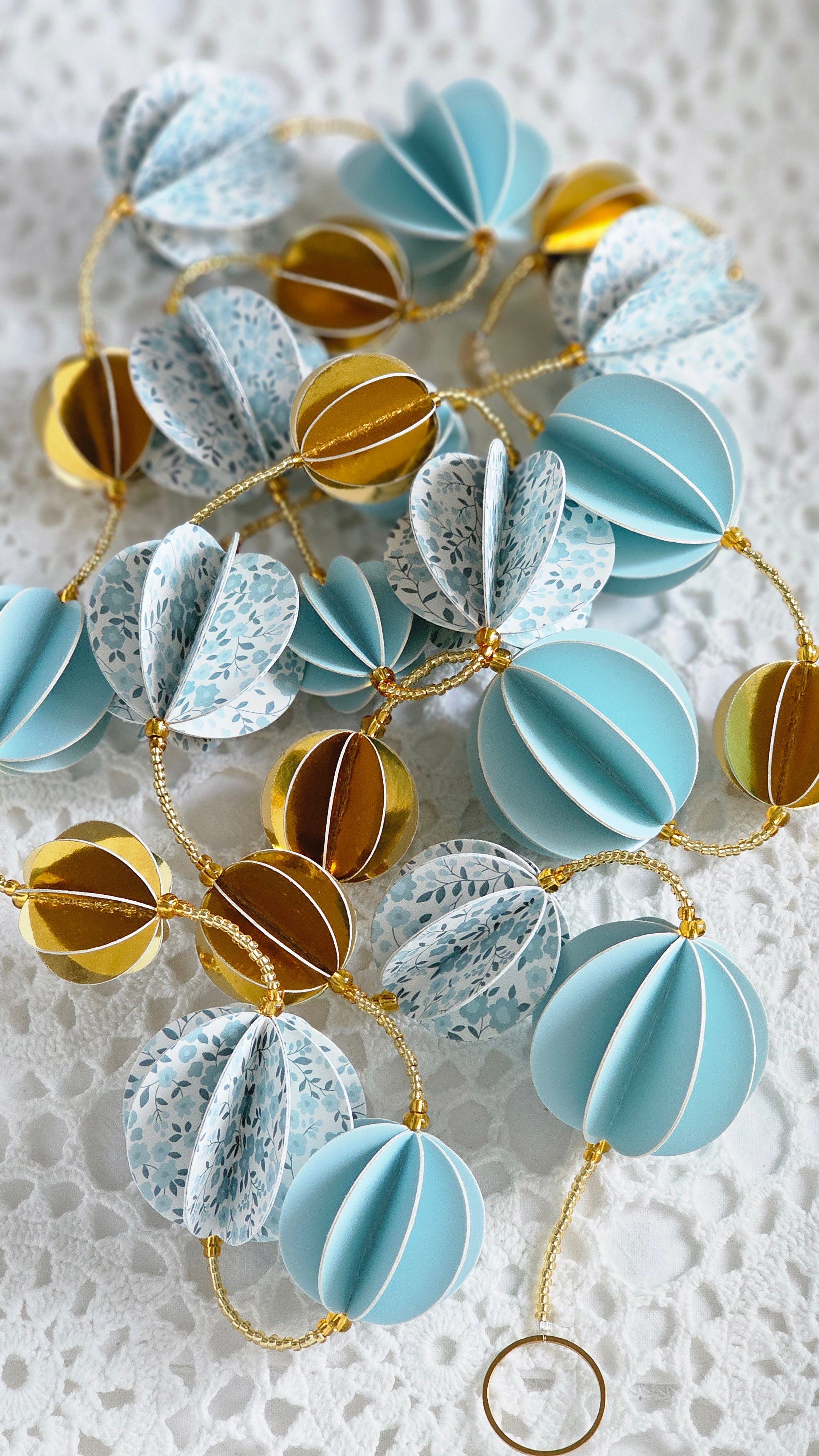 Guirlande en papier décorative bleu et dorée