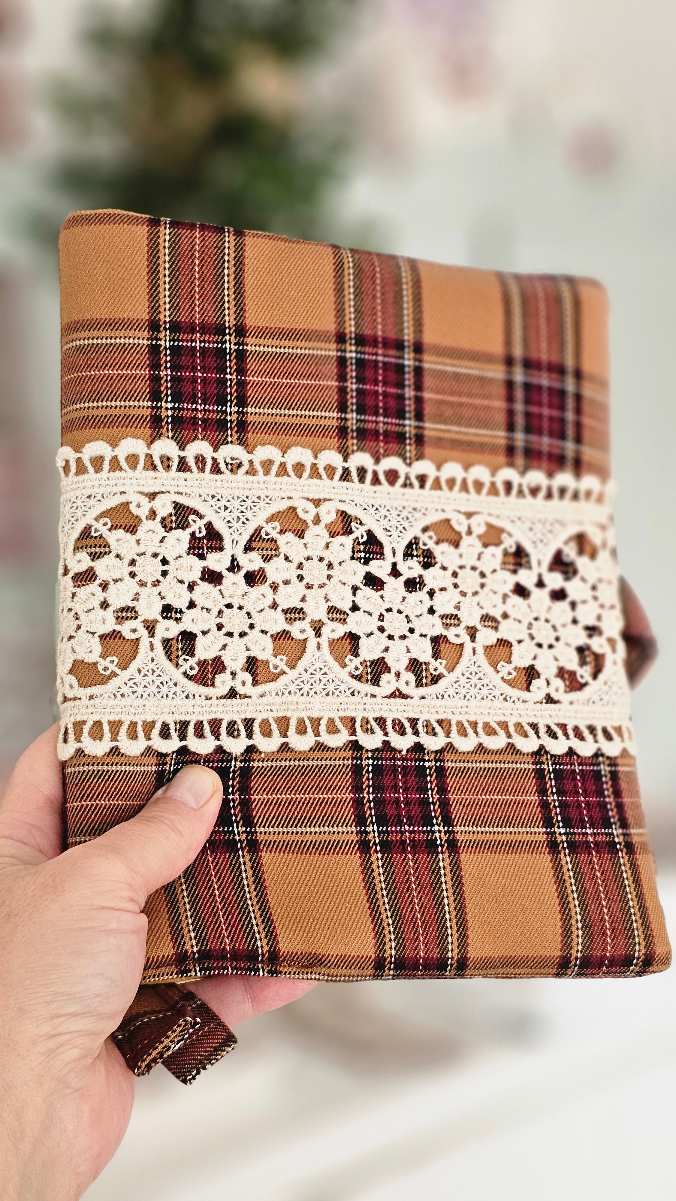 Housse de cahier tissu marron et dentelle avec magnet