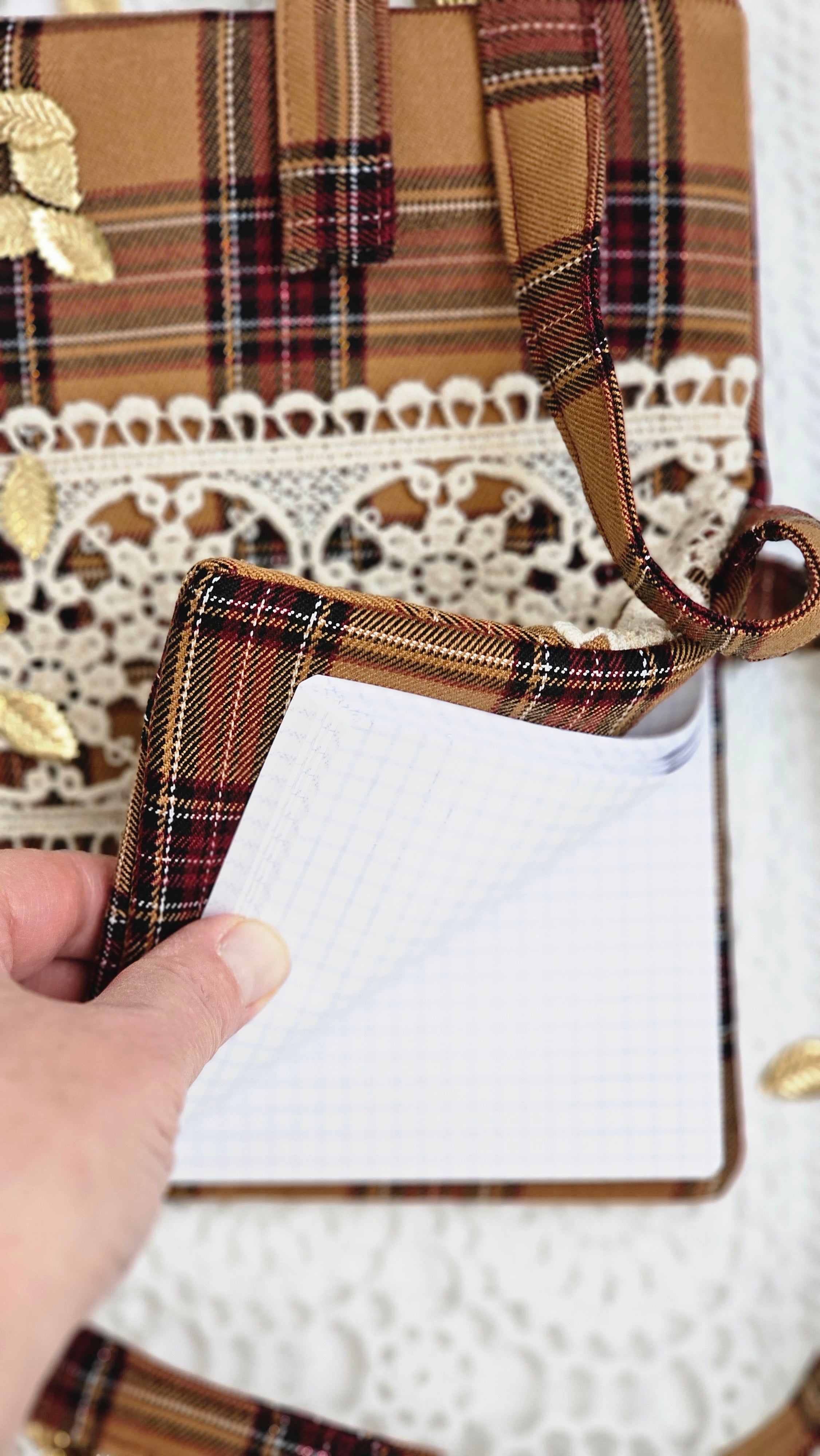Housse de cahier tissu marron et dentelle avec magnet