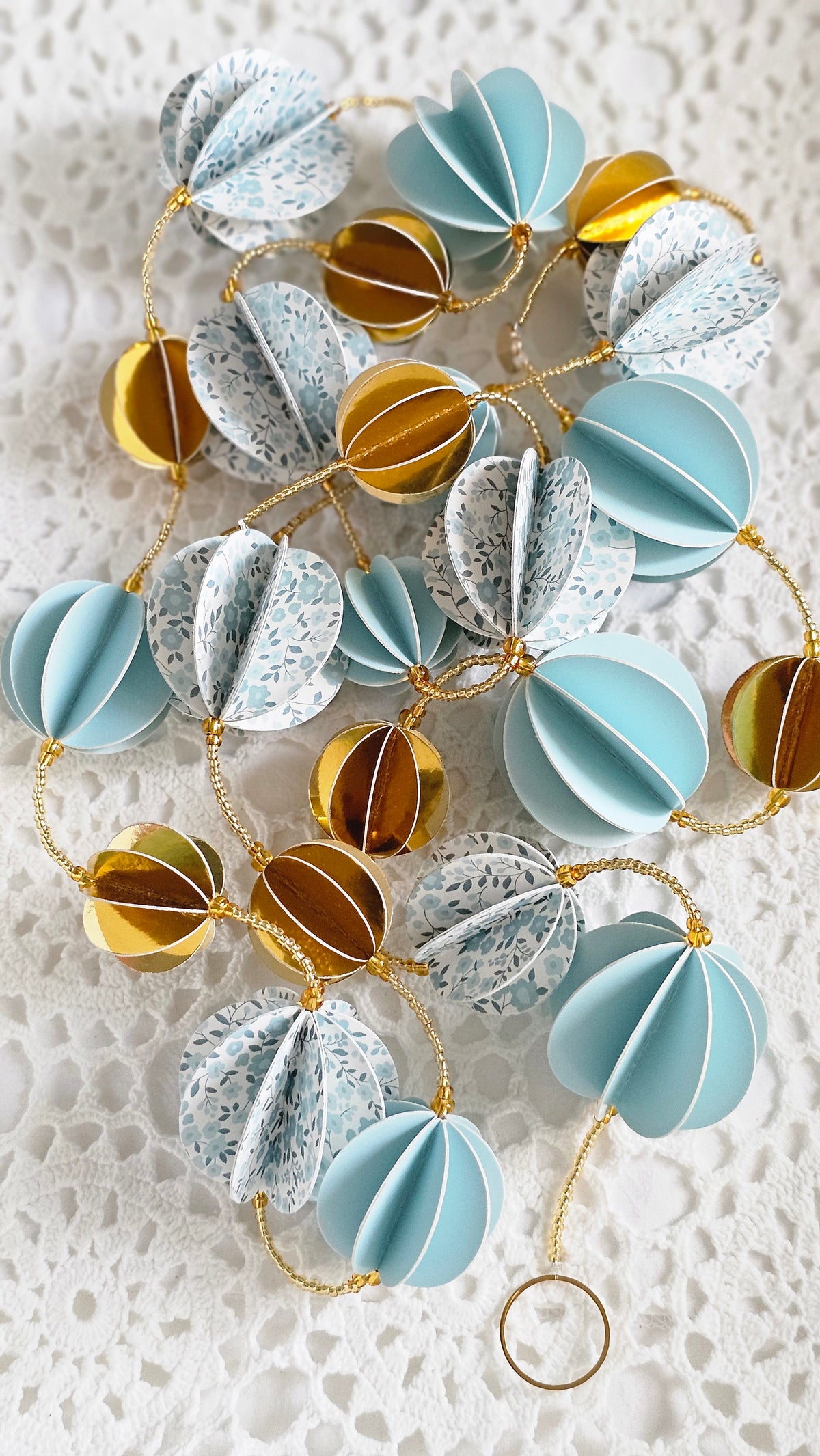 Guirlande en papier décorative bleu et dorée