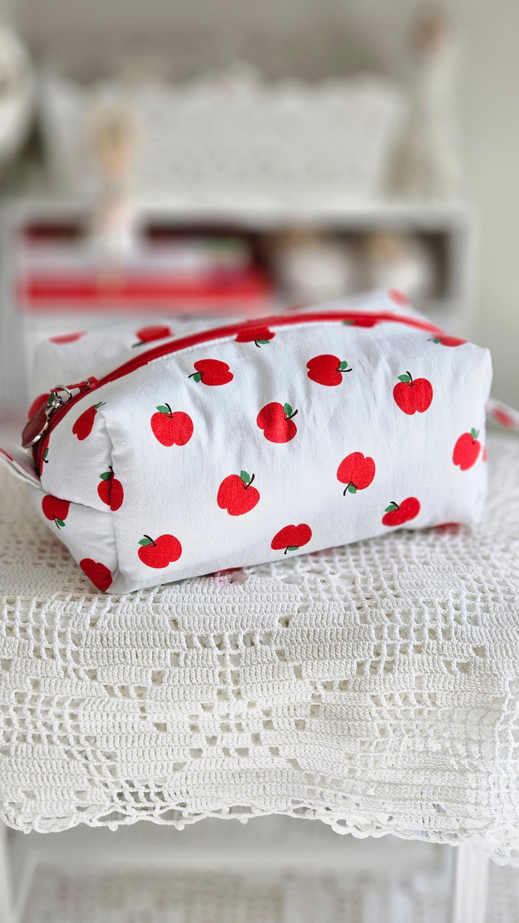 Trousse petites pommes rouges