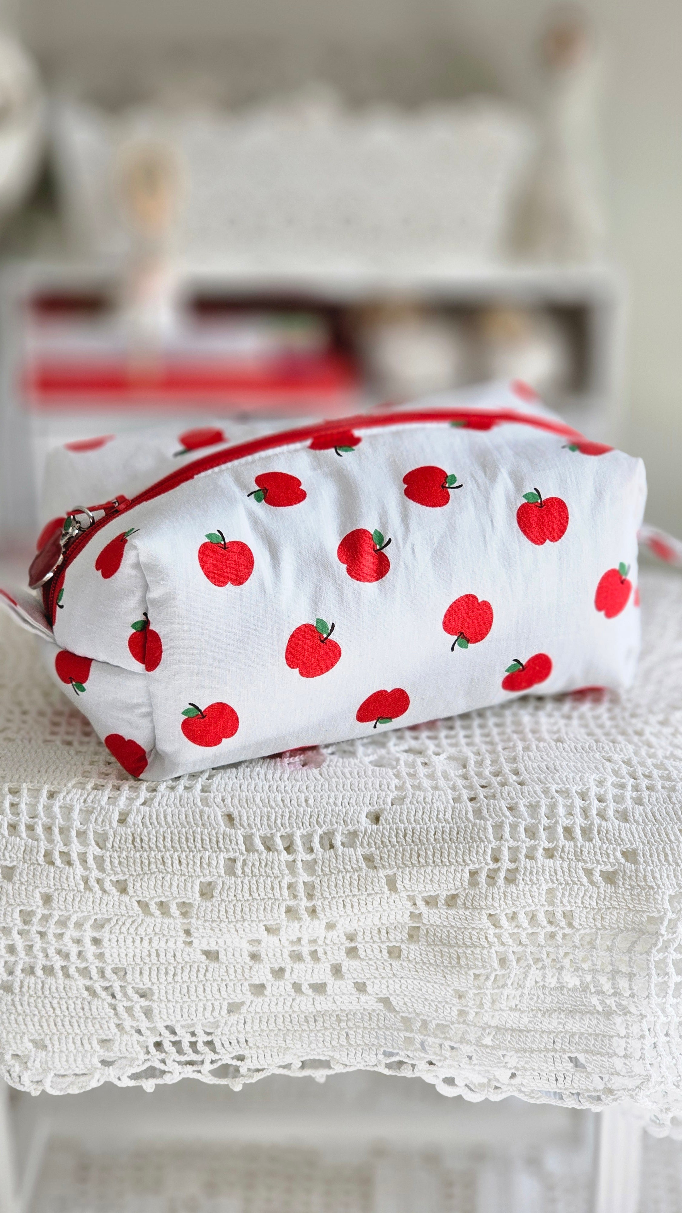 Trousse petites pommes rouges