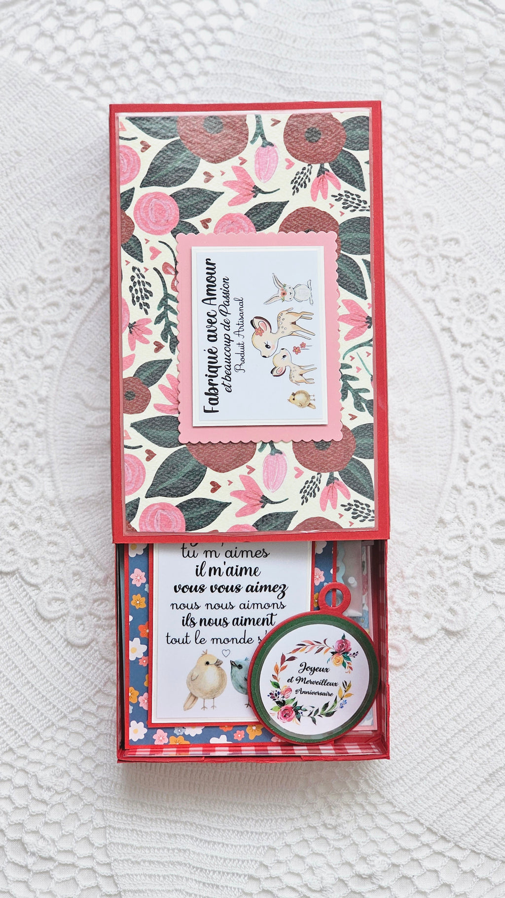 Guirlande et cartes et la jolie boîte en papier
