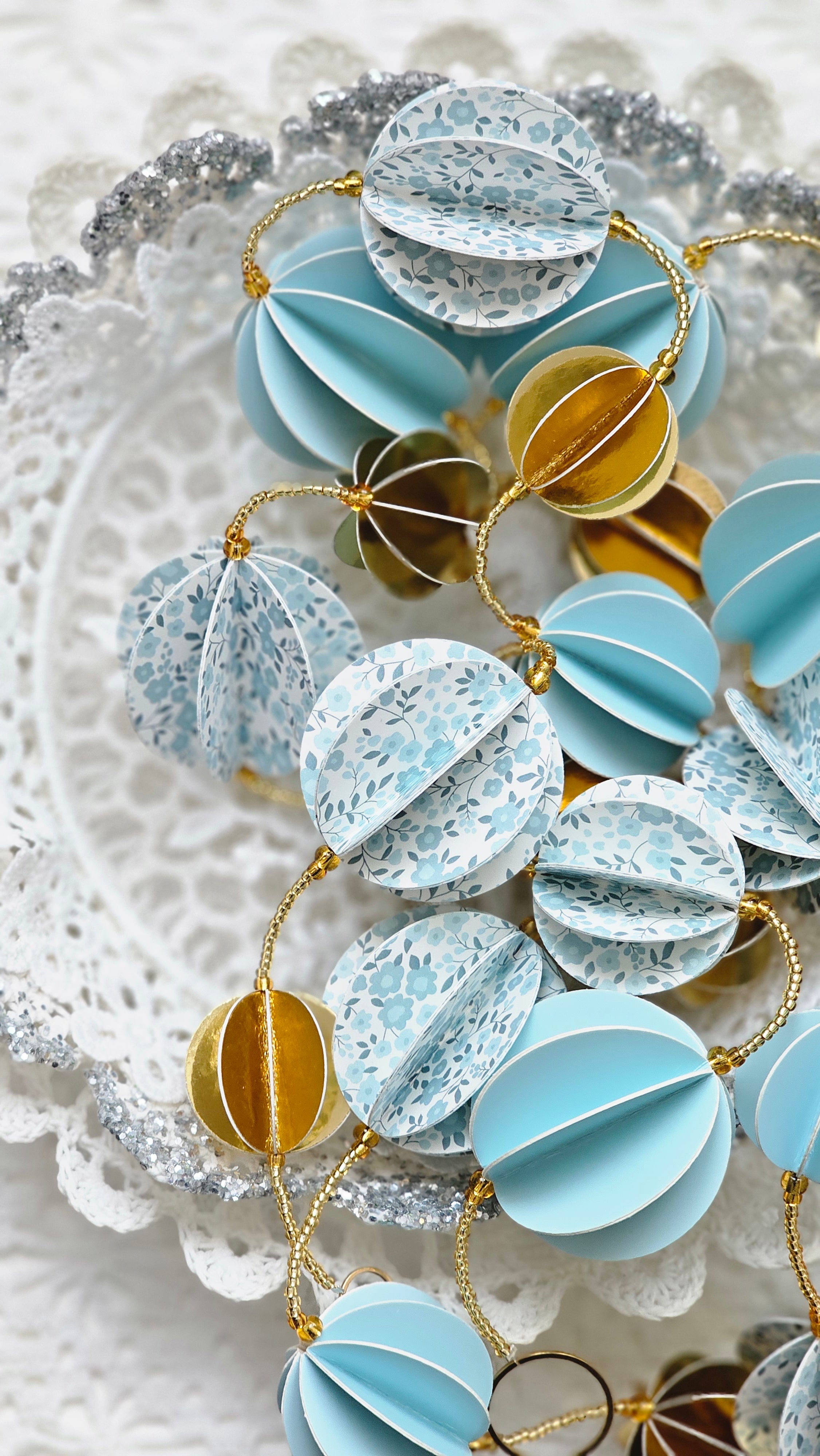 Guirlande en papier décorative bleu et dorée