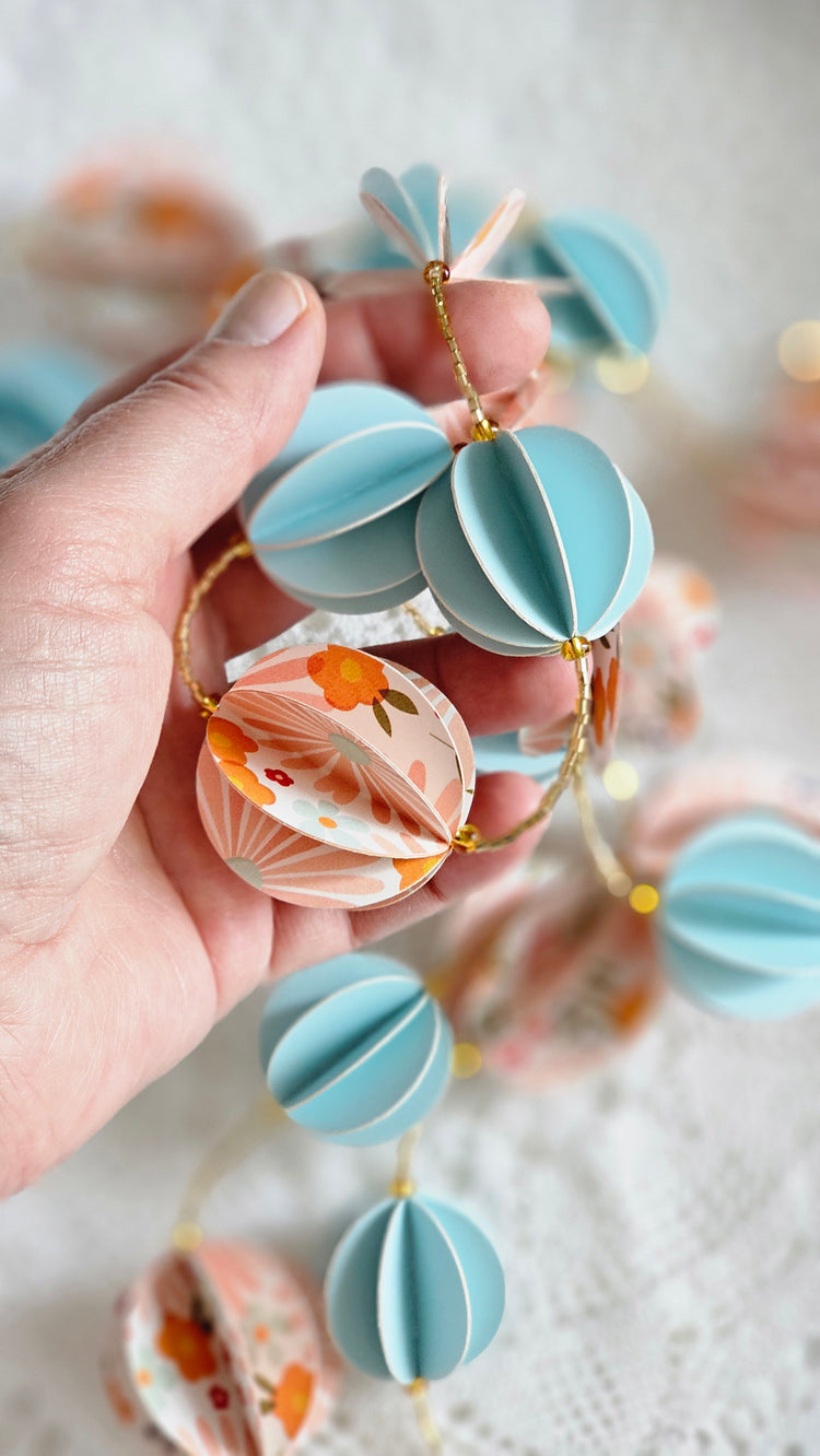 Guirlande en papier et perles de rocaille