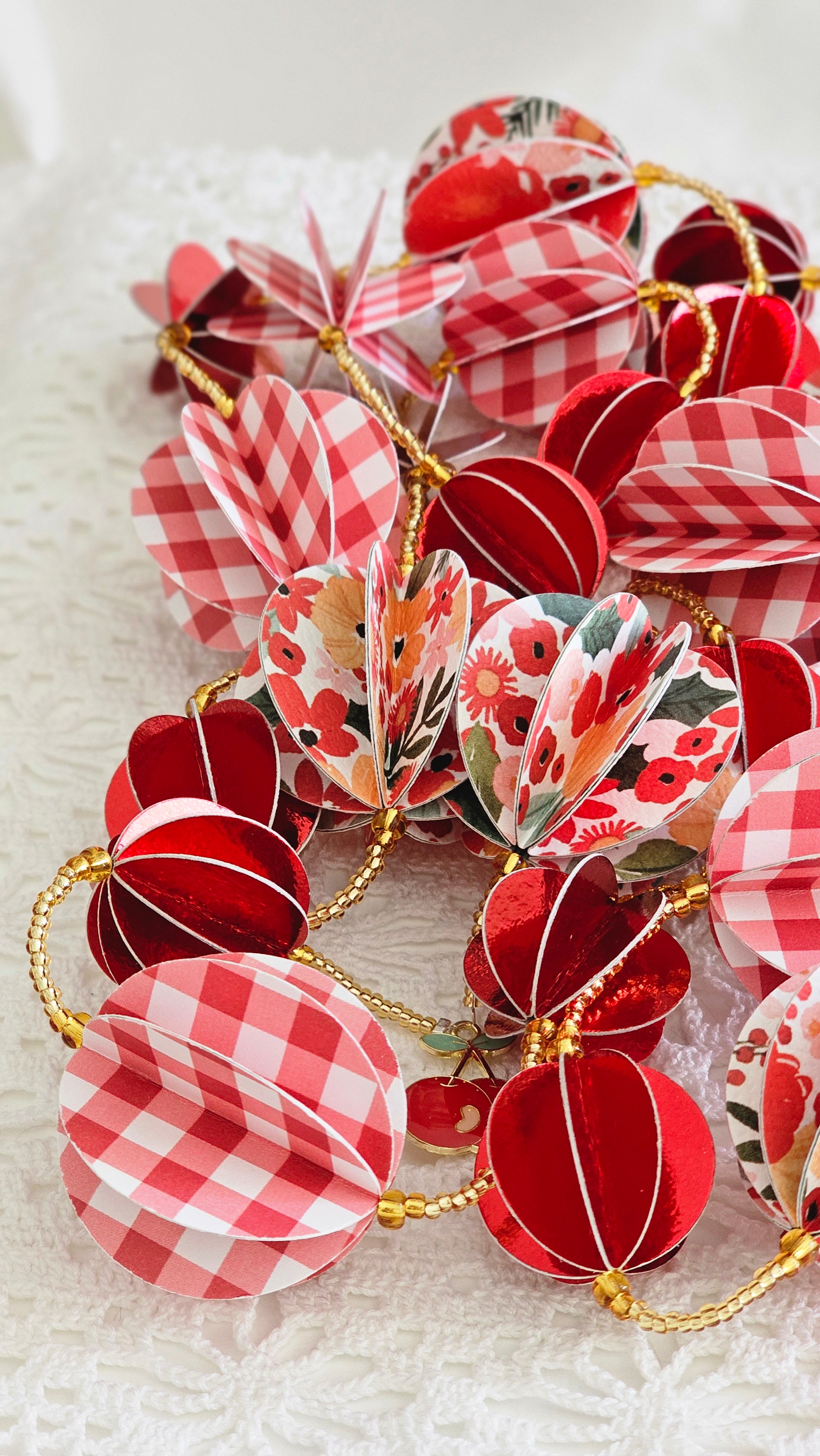 Guirlande décorative en papier rouge