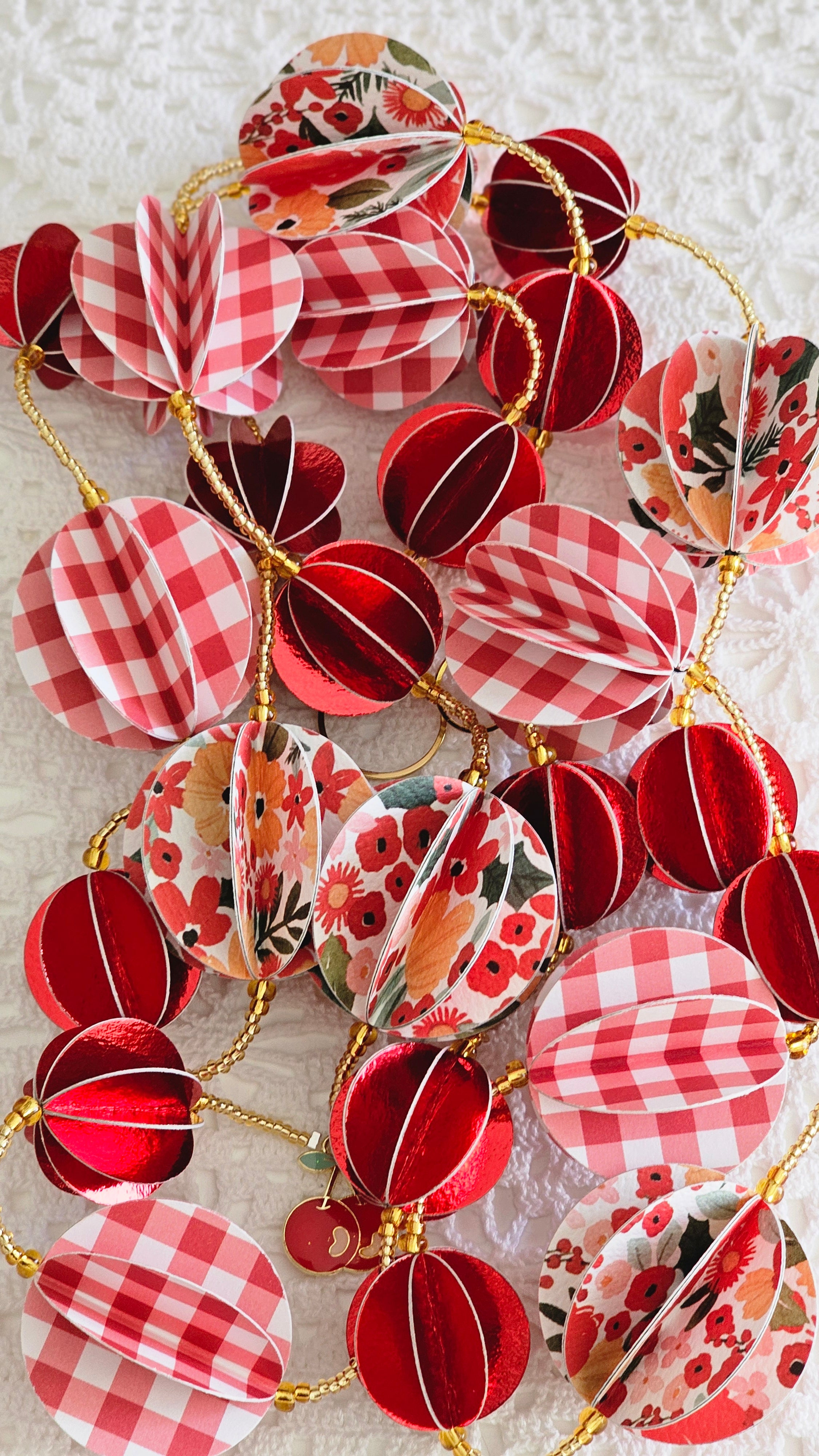 Guirlande décorative en papier rouge