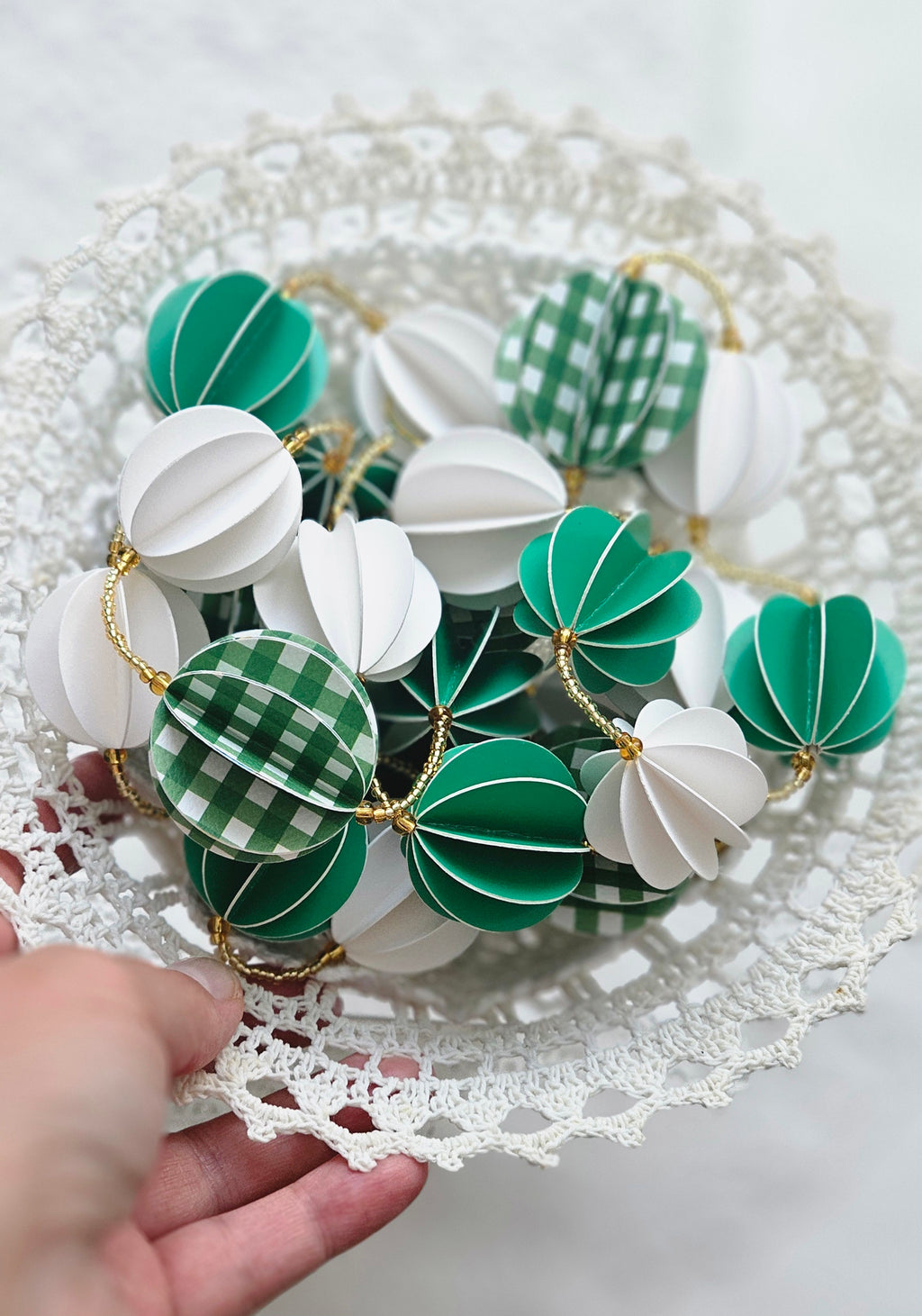 Guirlande décorative en papier vert et blanc
