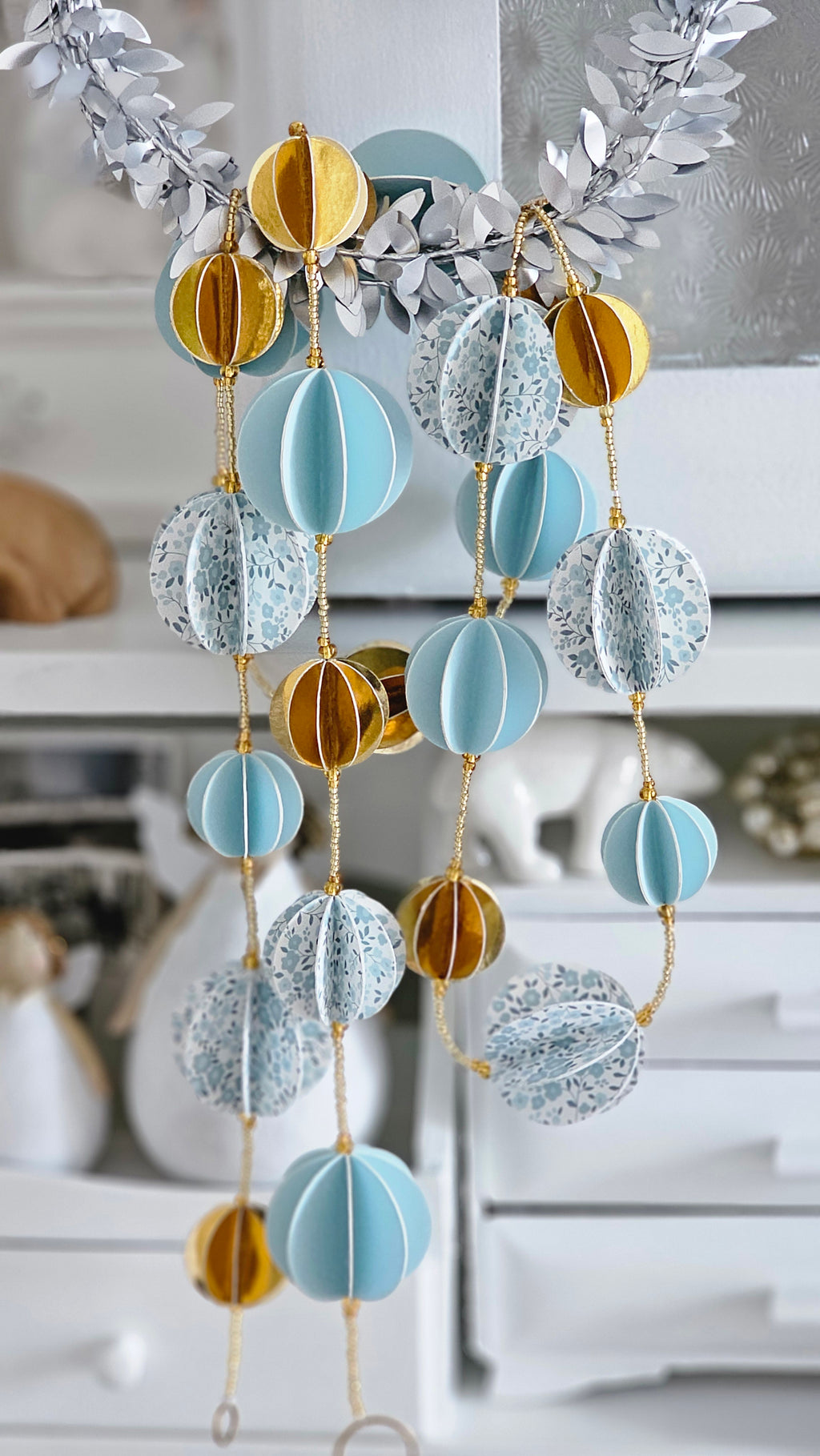 Guirlande en papier décorative bleu et dorée