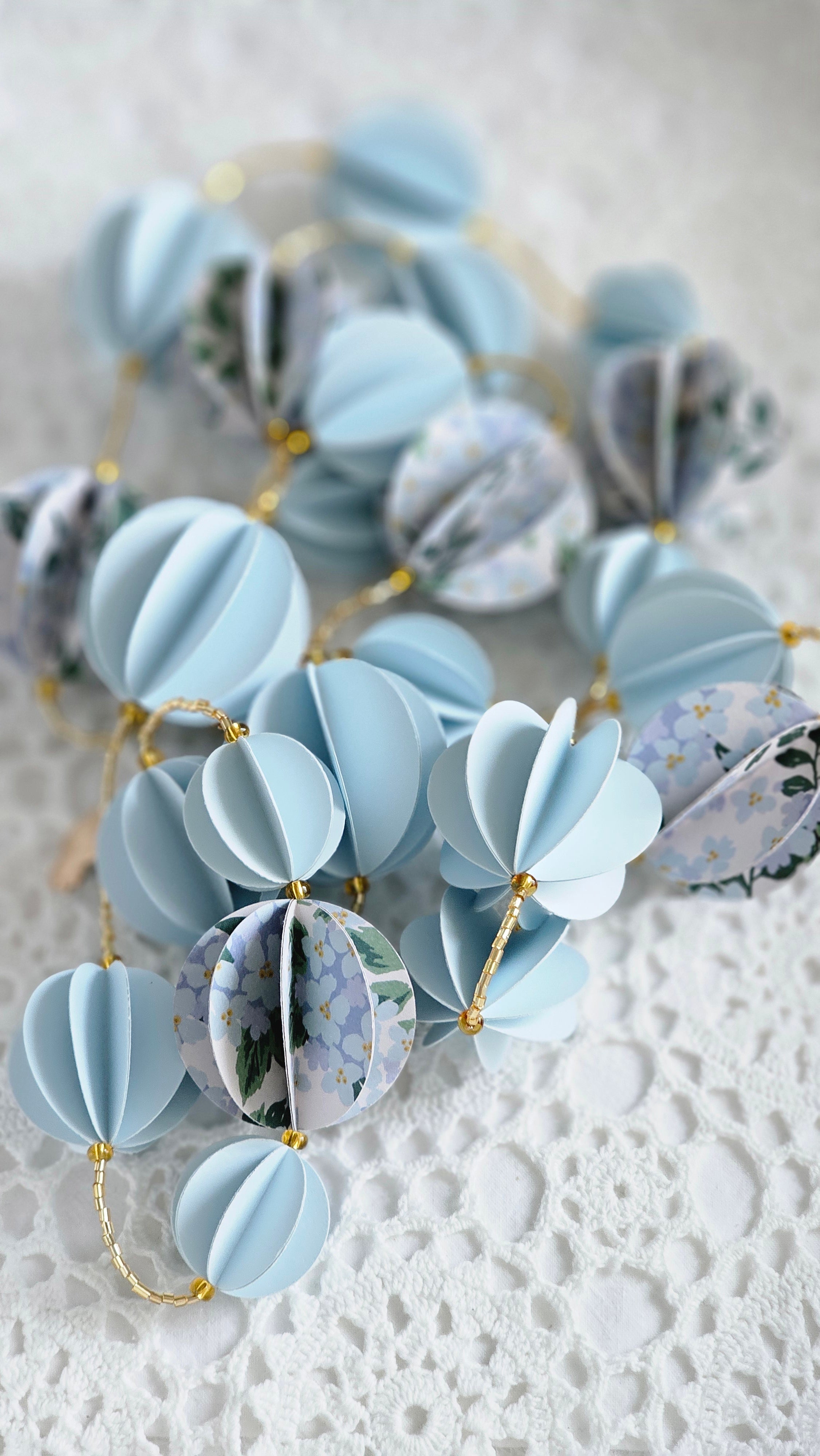 Guirlande décorative en papier bleu