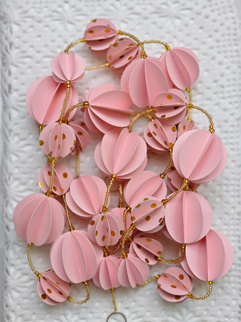 Guirlande décorative en papier rose