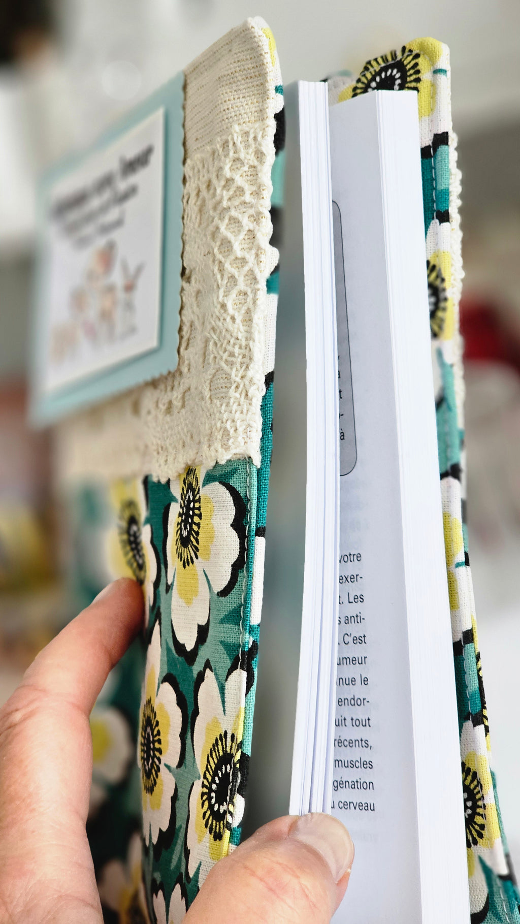 Housse tissu et dentelle pour livre de poche
