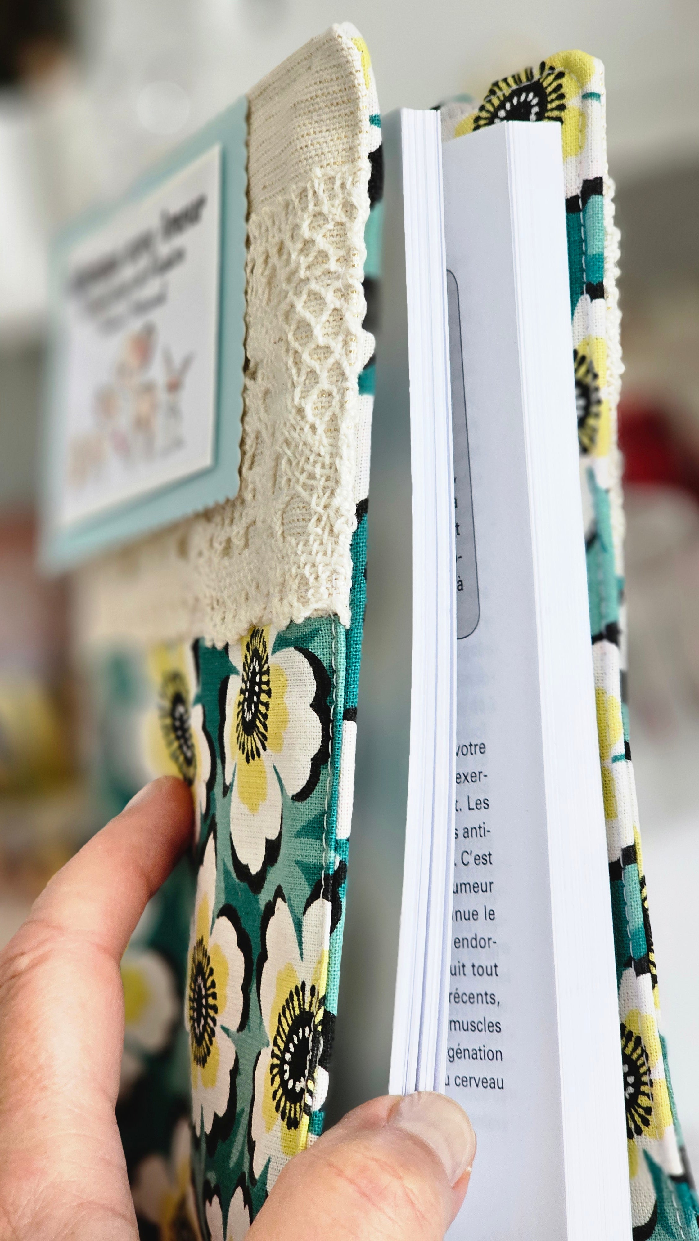 Housse tissu et dentelle pour livre de poche