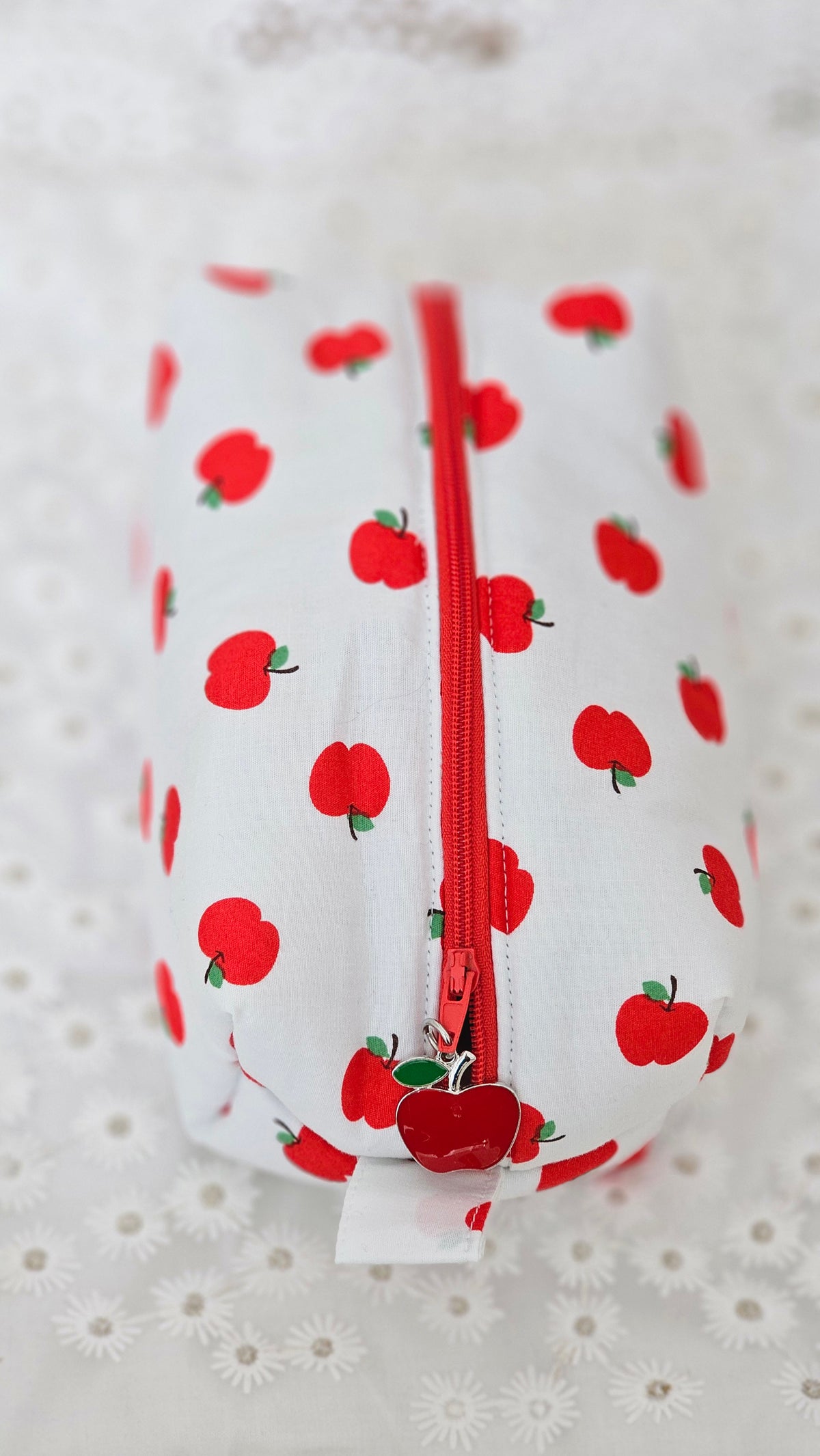 Trousse petites pommes rouges
