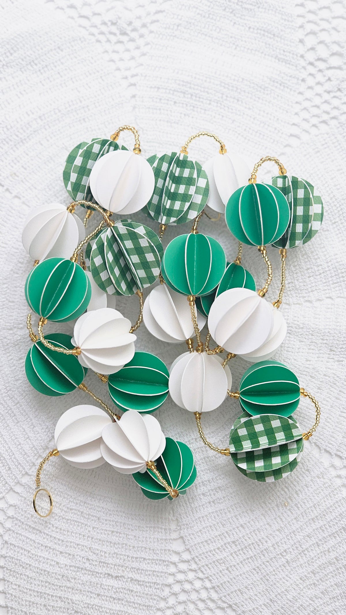 Guirlande décorative en papier vert et blanc