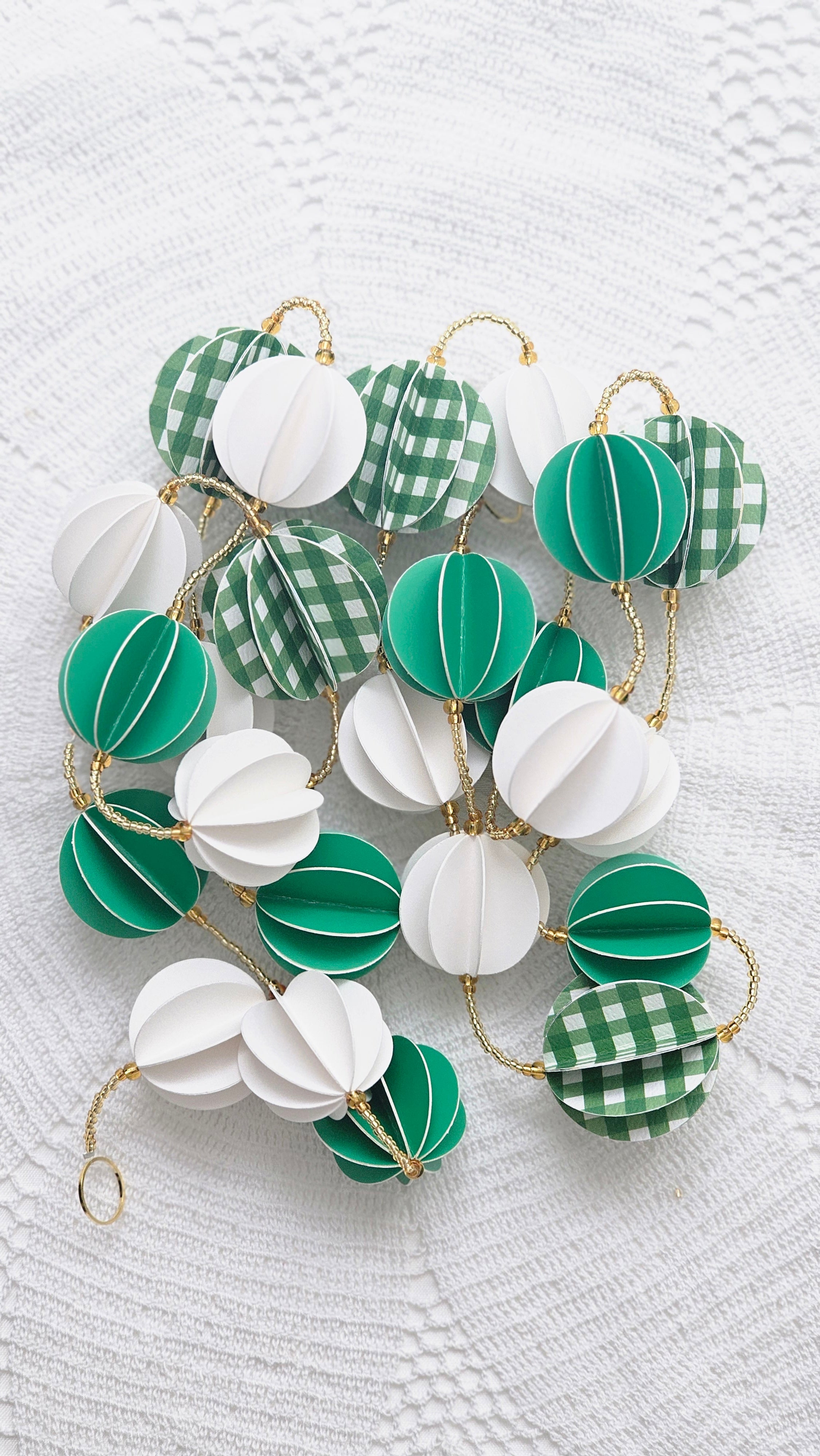 Guirlande décorative en papier vert et blanc