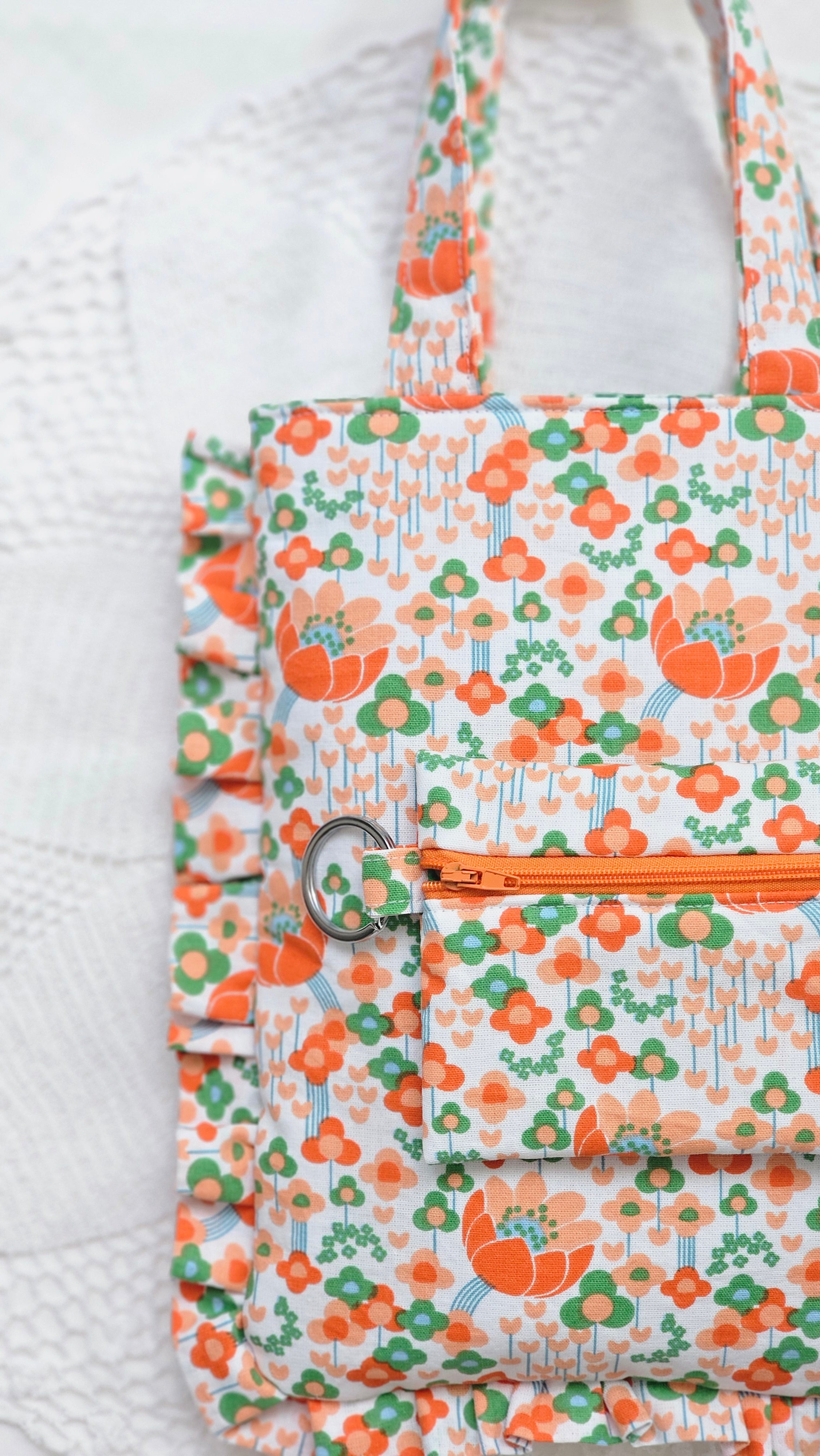 Sac à volants et trousse tissu fleuri orange