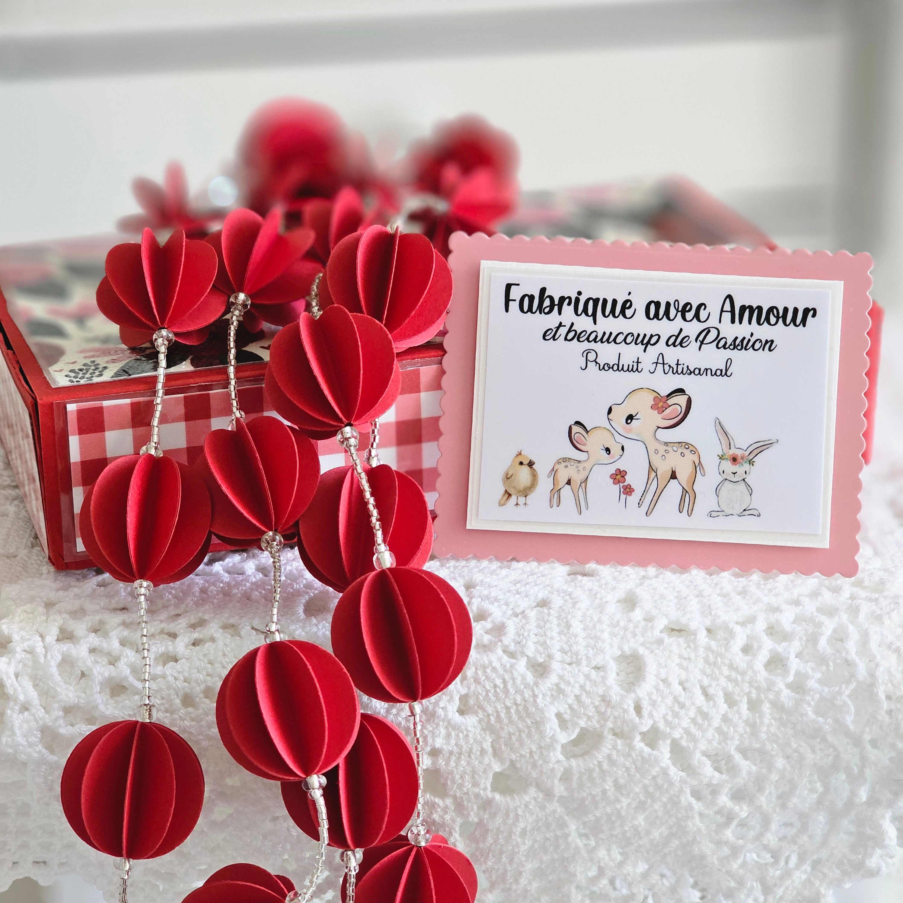 Guirlande et cartes et la jolie boîte en papier