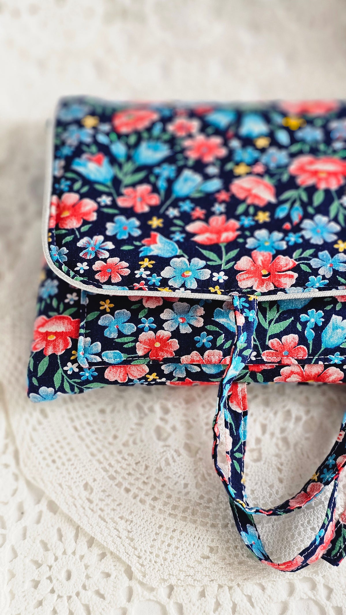 Pochette tissu coton fleuri et passepoil