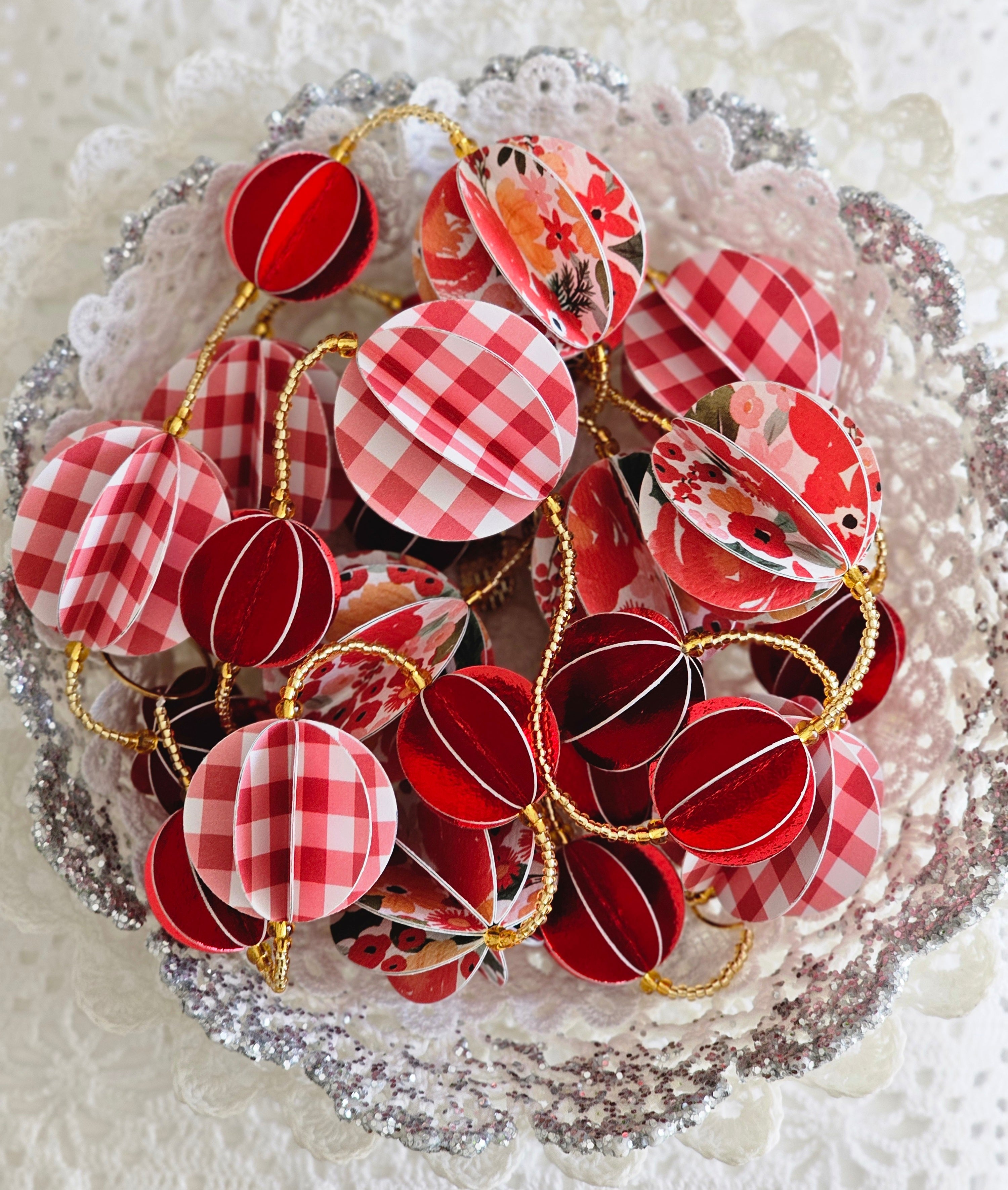 Guirlande décorative en papier rouge
