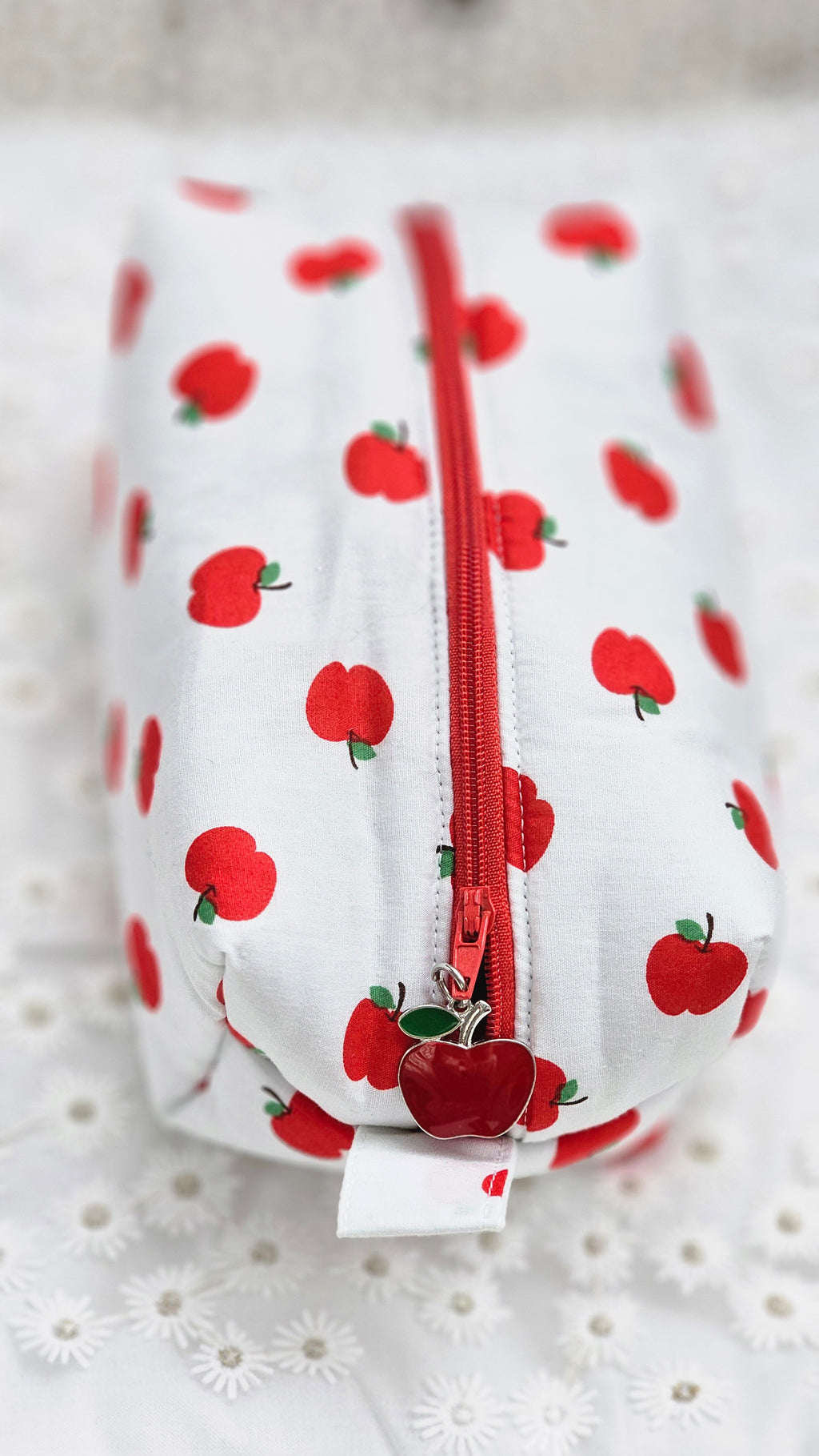 Trousse petites pommes rouges