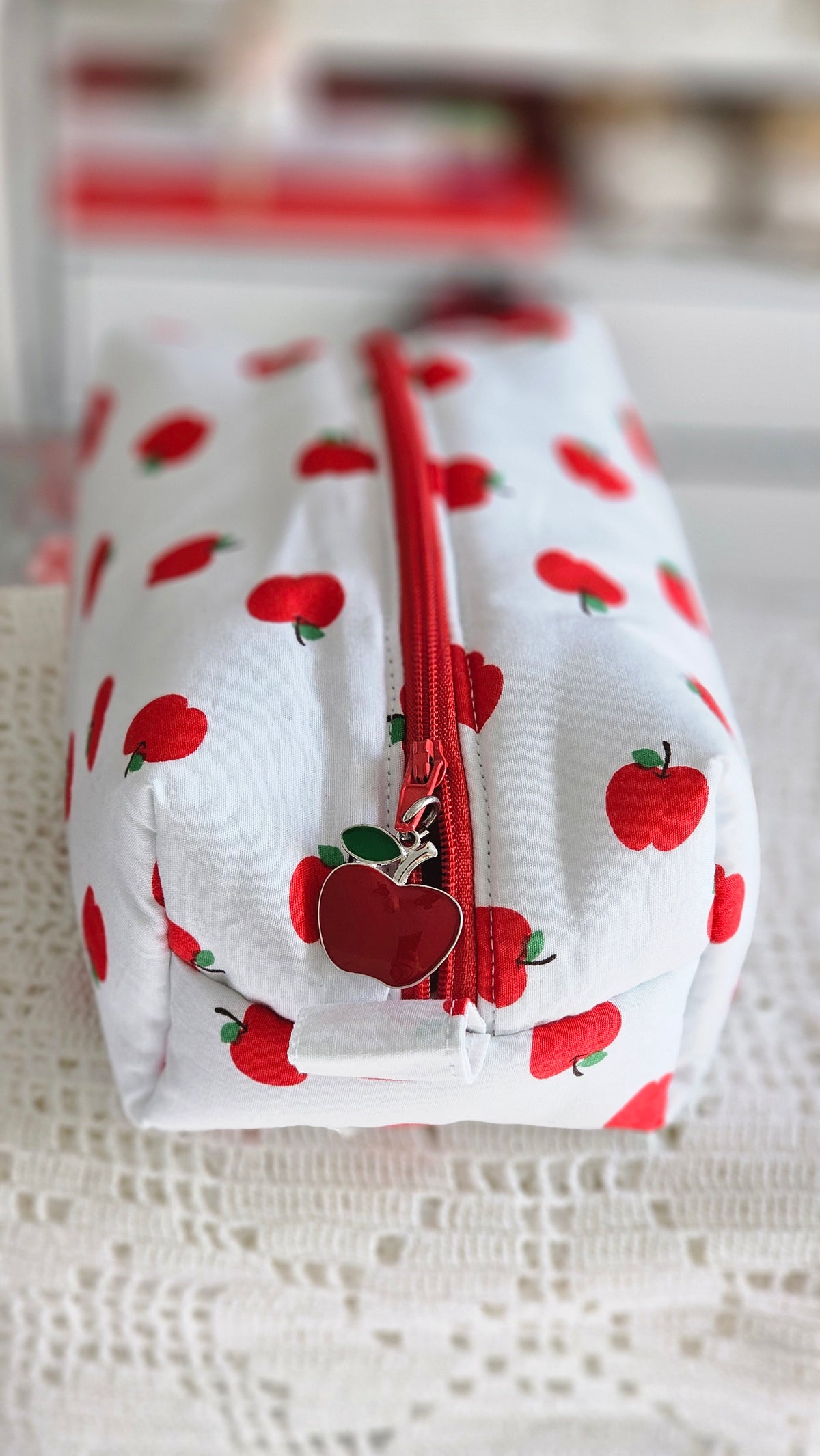 Trousse petites pommes rouges
