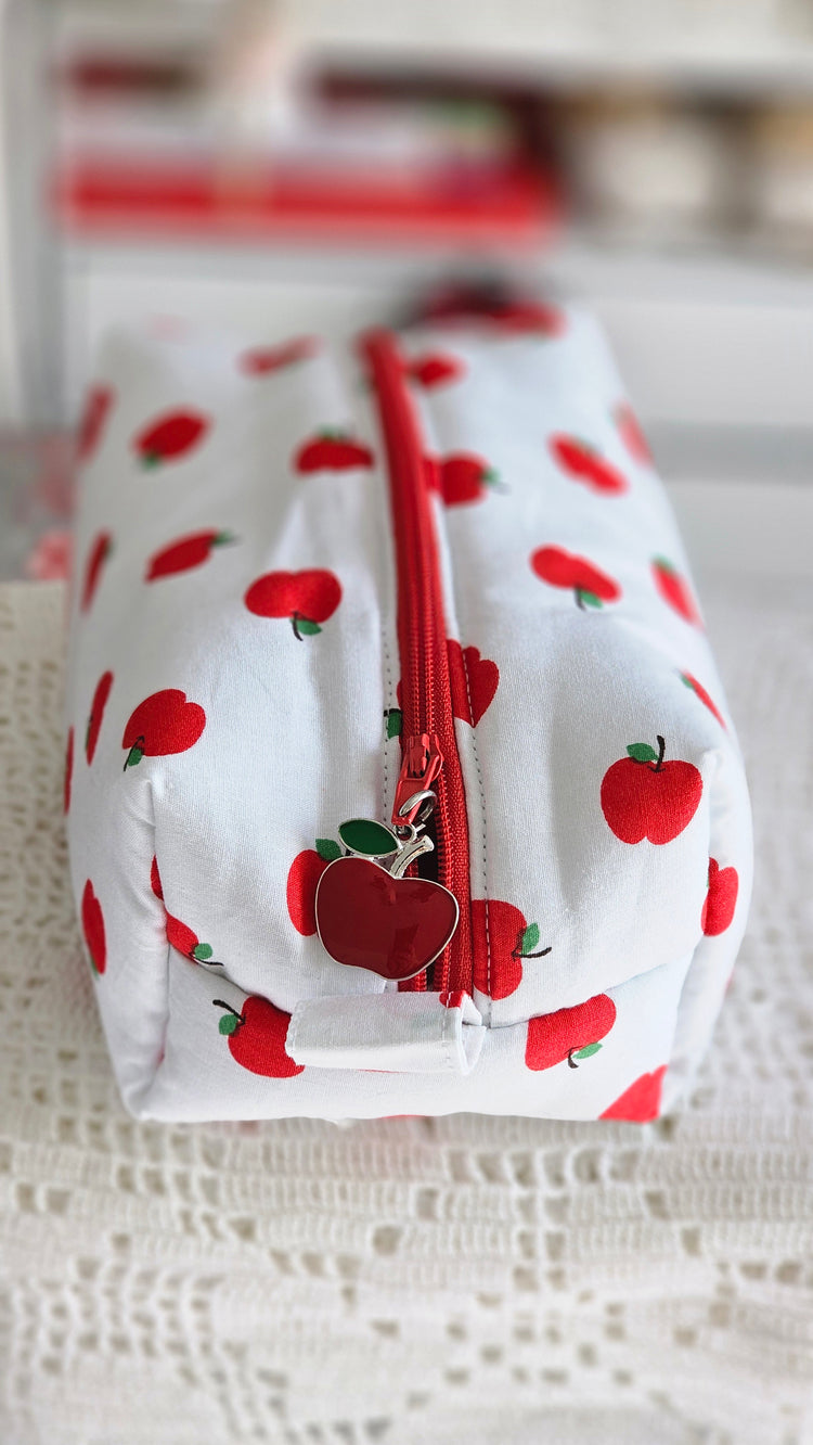 Trousse petites pommes rouges