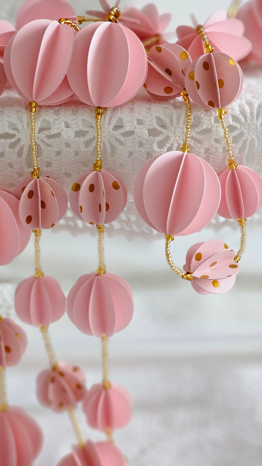 Guirlande décorative en papier rose