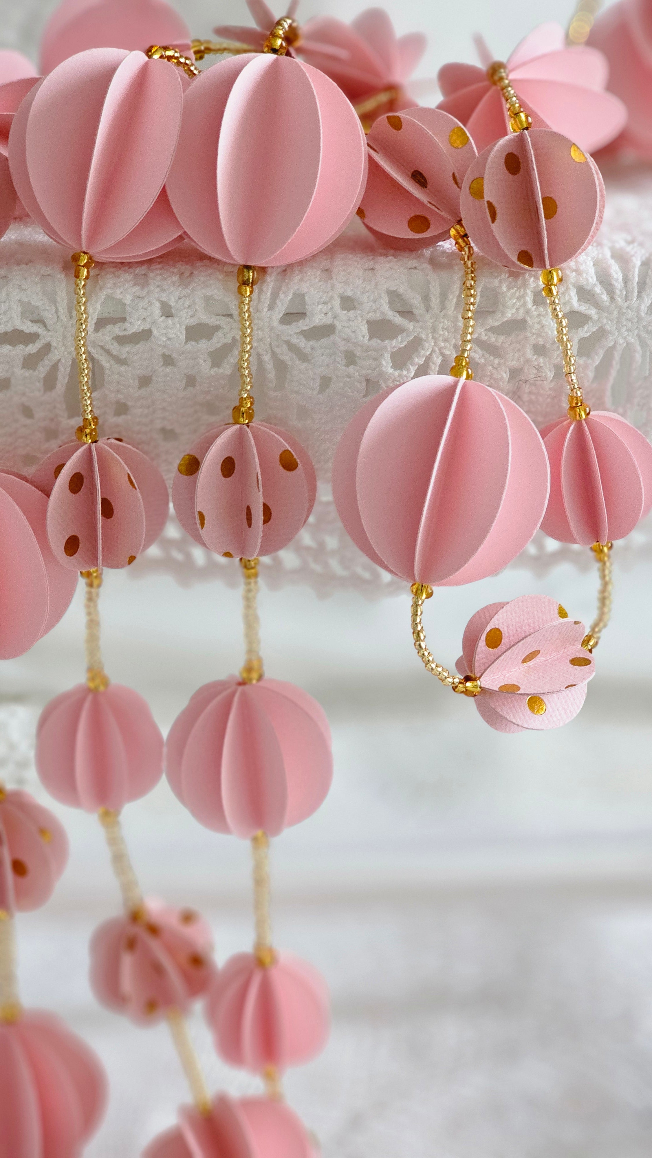 Guirlande décorative en papier rose