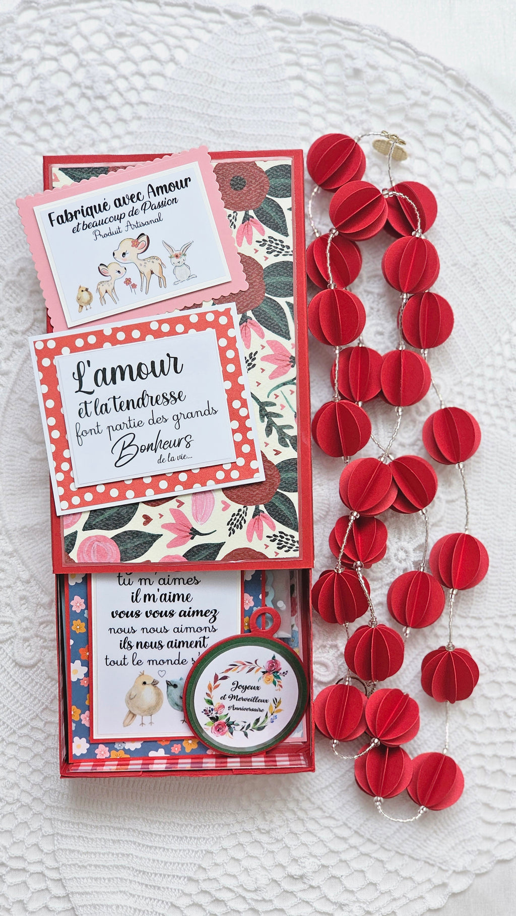 Guirlande et cartes et la jolie boîte en papier