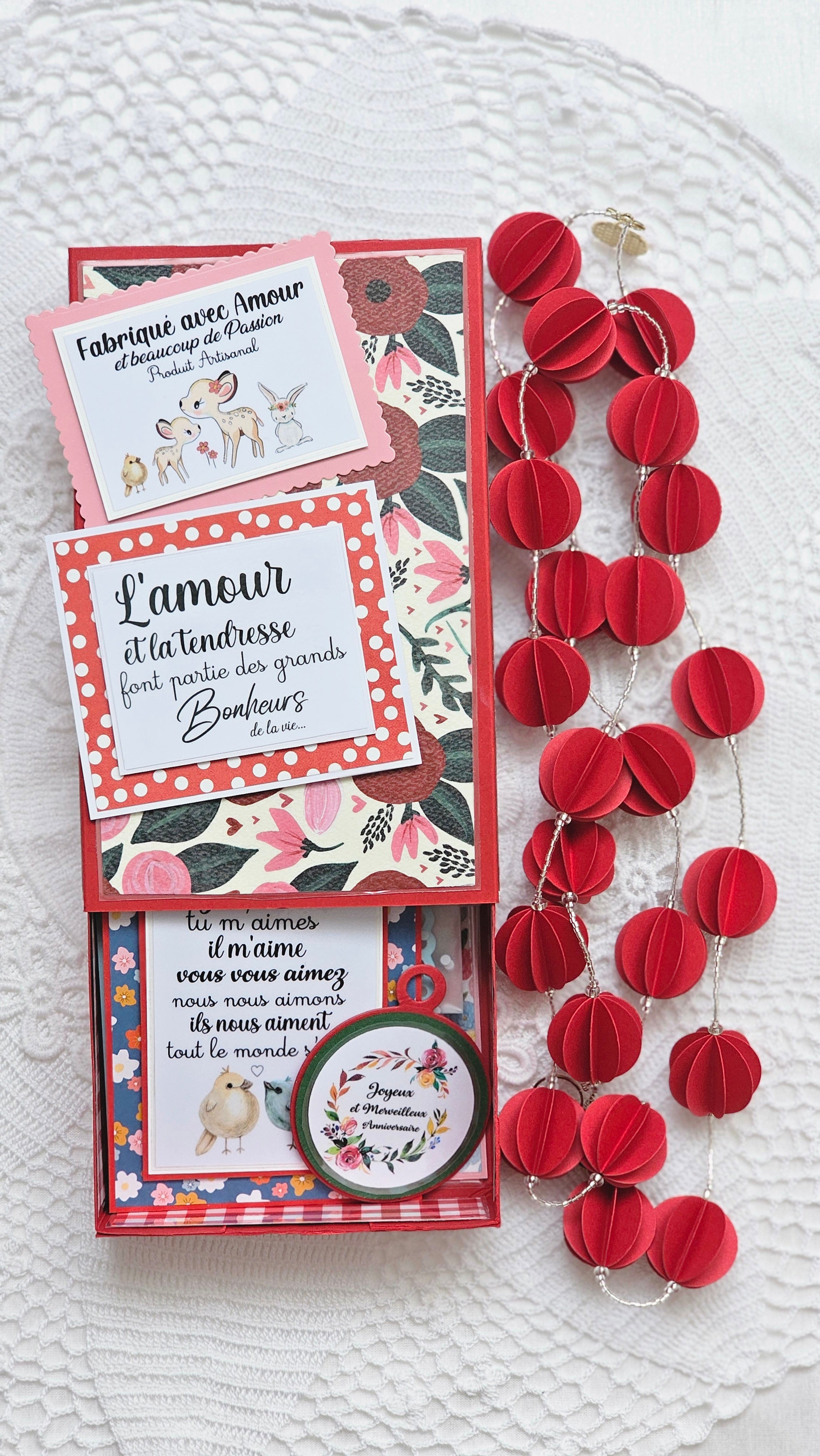 Guirlande et cartes et la jolie boîte en papier