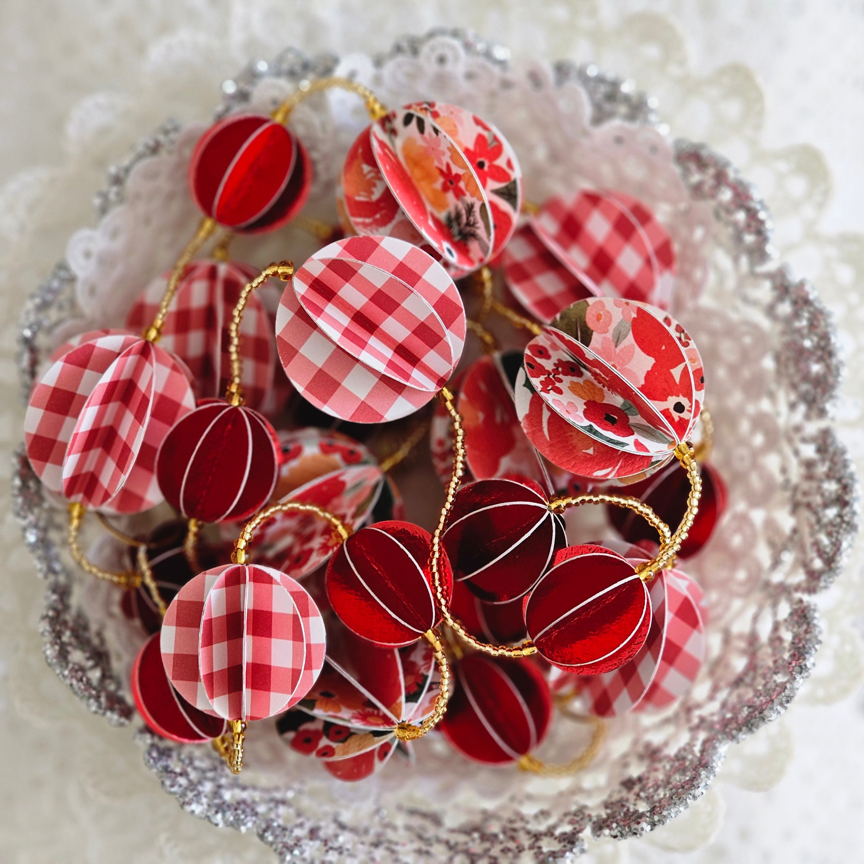 Guirlande décorative en papier rouge