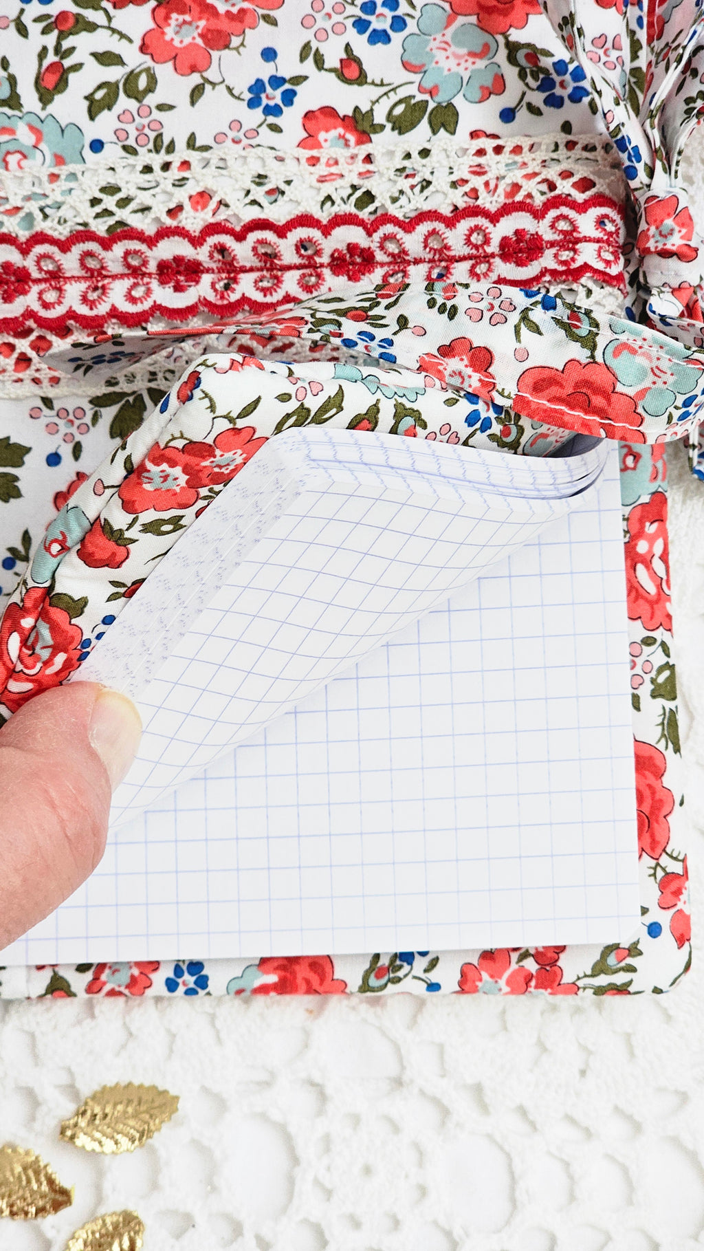 Housse de cahier liberty et dentelle avec magnet