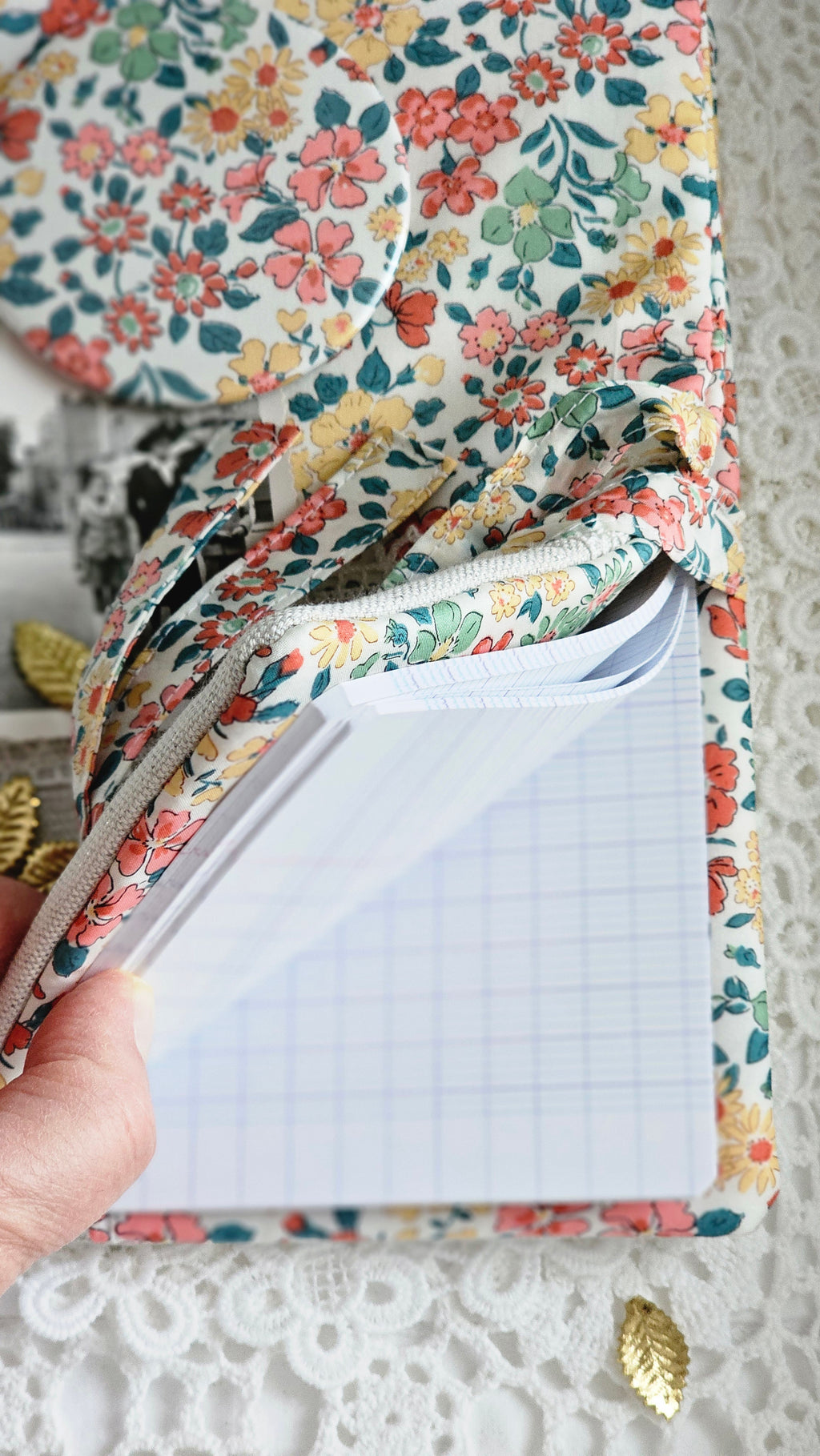 Protège cahier liberty et dentelle avec magnet