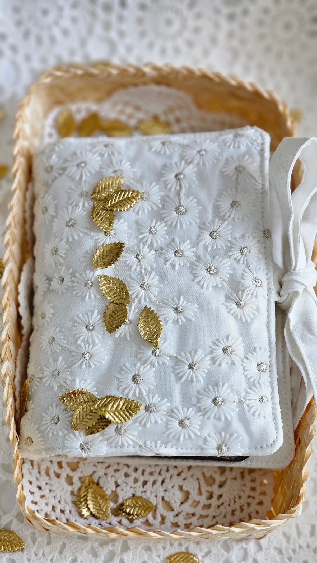 Pochette double tissu brodé blanc avec liens pour fermeture